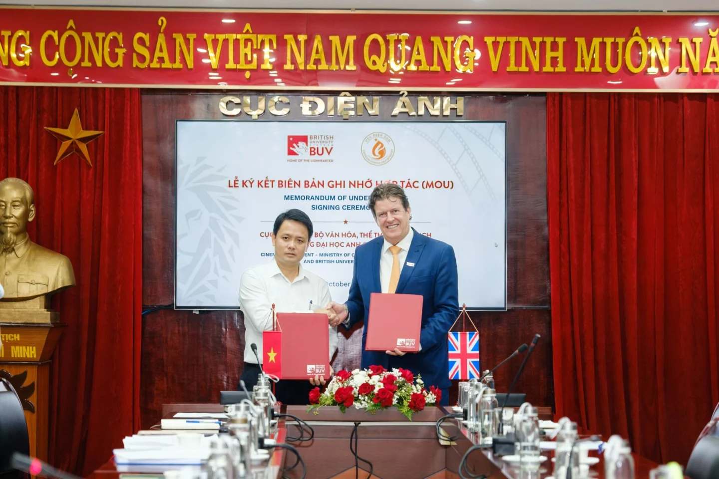Đại diện BUV và Cục Điện ảnh ký biên bản ghi nhớ hợp tác trong lễ ký kết tại Việt Nam.