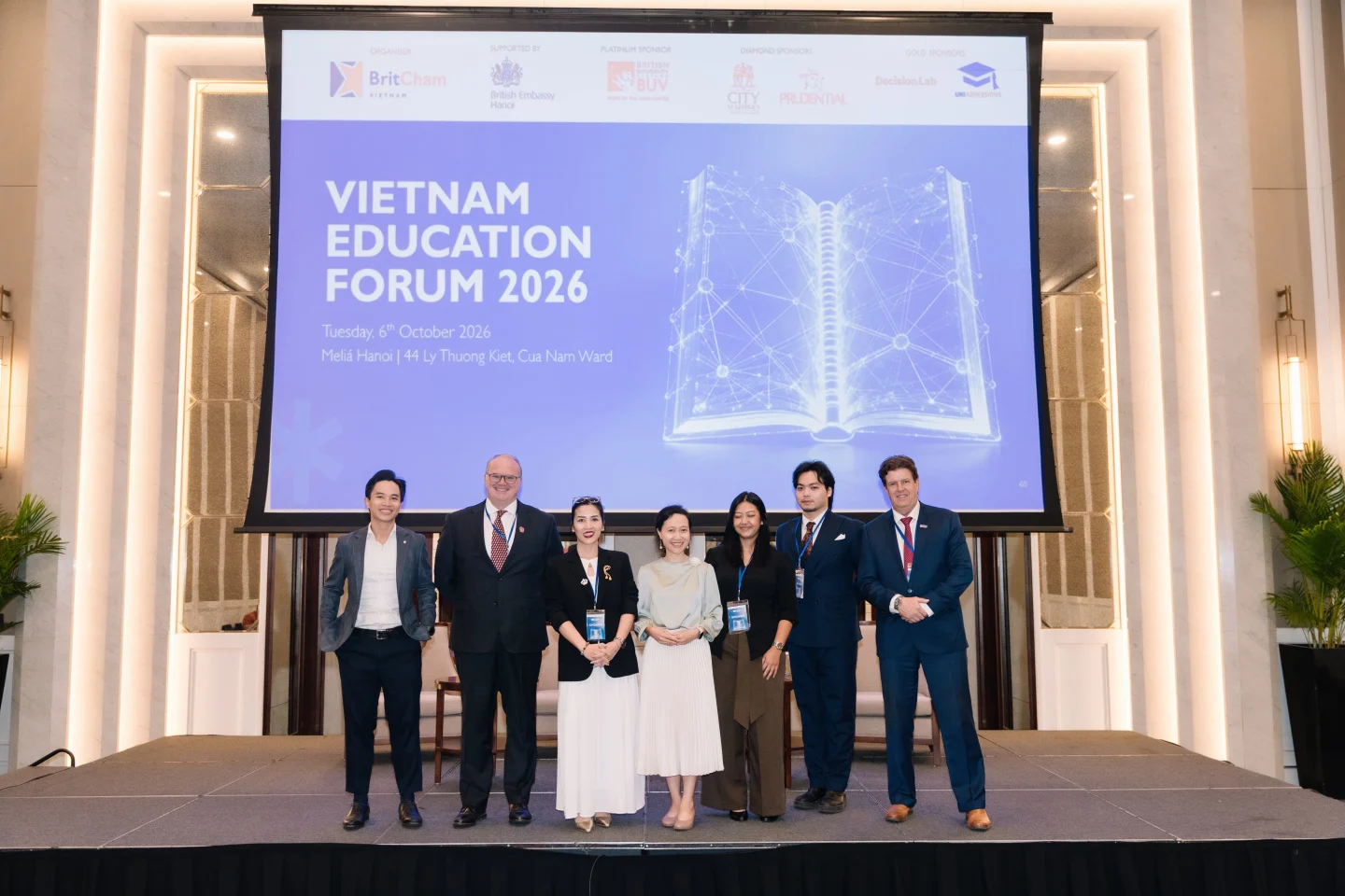 Đại diện BUV và các đối tác chụp ảnh tại Vietnam Education Forum 2026 ở Hà Nội.
