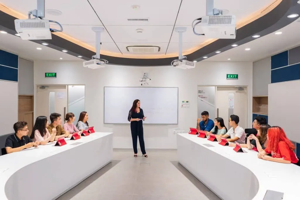 Khi chọn học ngành Quản trị kinh doanh, bạn sẽ được học tập lý thuyết kết hợp với ứng dụng thực tiễn