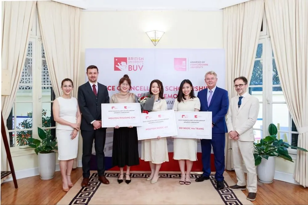 3 ứng viên có hồ sơ đăng ký học MBA ấn tượng nhất năm 2022 nhận được học bổng Vice Chancellor của BUV.