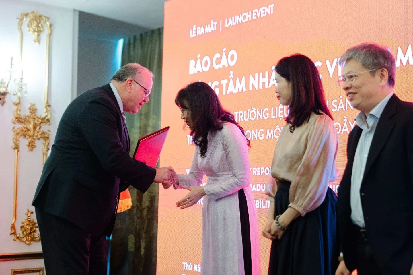 Đại diện BUV bắt tay khách mời tại sự kiện ra mắt báo cáo về giáo dục đại học quốc tế tại Việt Nam.