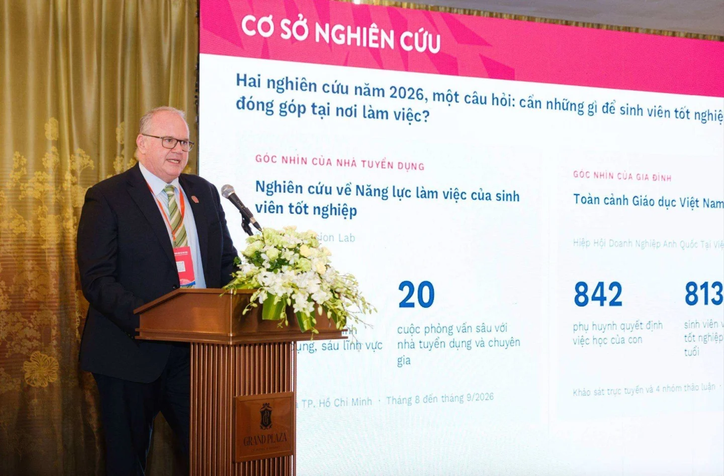 Diễn giả trình bày nghiên cứu về năng lực làm việc của sinh viên tốt nghiệp tại sự kiện giáo dục ở Việt Nam.