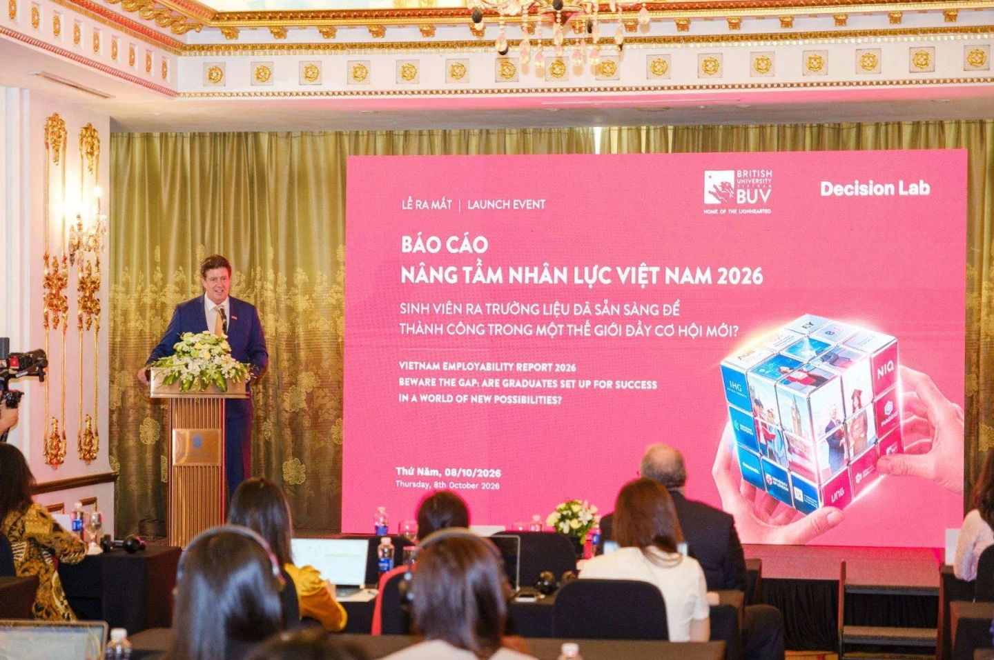 BUV Decision Lab ra mắt Báo cáo Việc làm Việt Nam 2026 tại sự kiện, với diễn giả phát biểu trước khách mời.