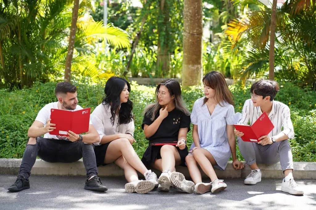Học tập và làm việc trong ngành Quản trị kinh doanh giúp bạn tiếp xúc với nhiều người, mở rộng mạng lưới quan hệ