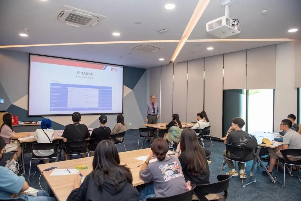 Chương trình Quản trị Kinh doanh Quốc tế tại BUV nghiên cứu kiến thức tài chính trong bối cảnh toàn cầu và học bằng tiếng Anh.