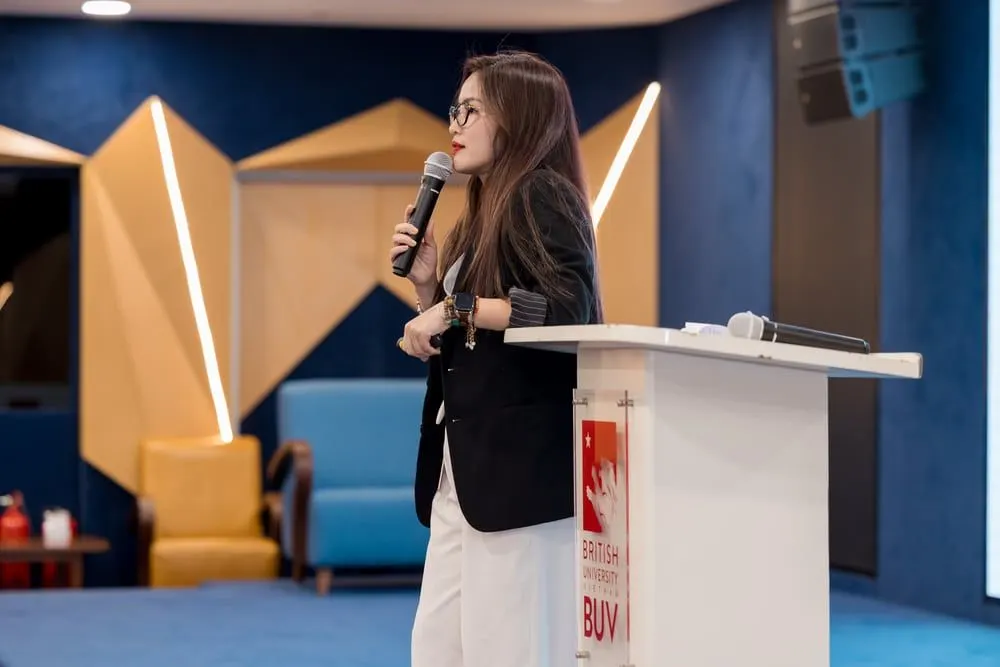 Giao tiếp, thuyết trình tốt là một ưu điểm lớn khi sinh viên theo học ngành Digital Marketing