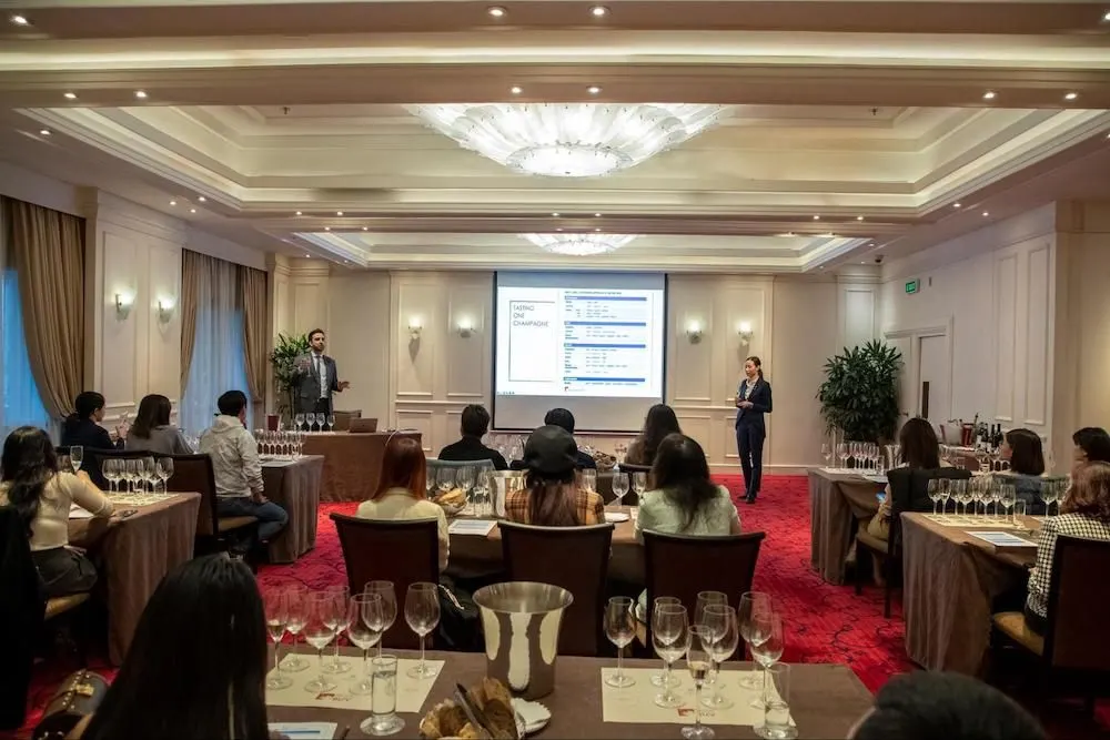 Học viên MBA tại BUV đang tham dự một buổi workshop để học cách ứng xử tinh tế và đẳng cấp trong các bữa tiệc sang trọng.