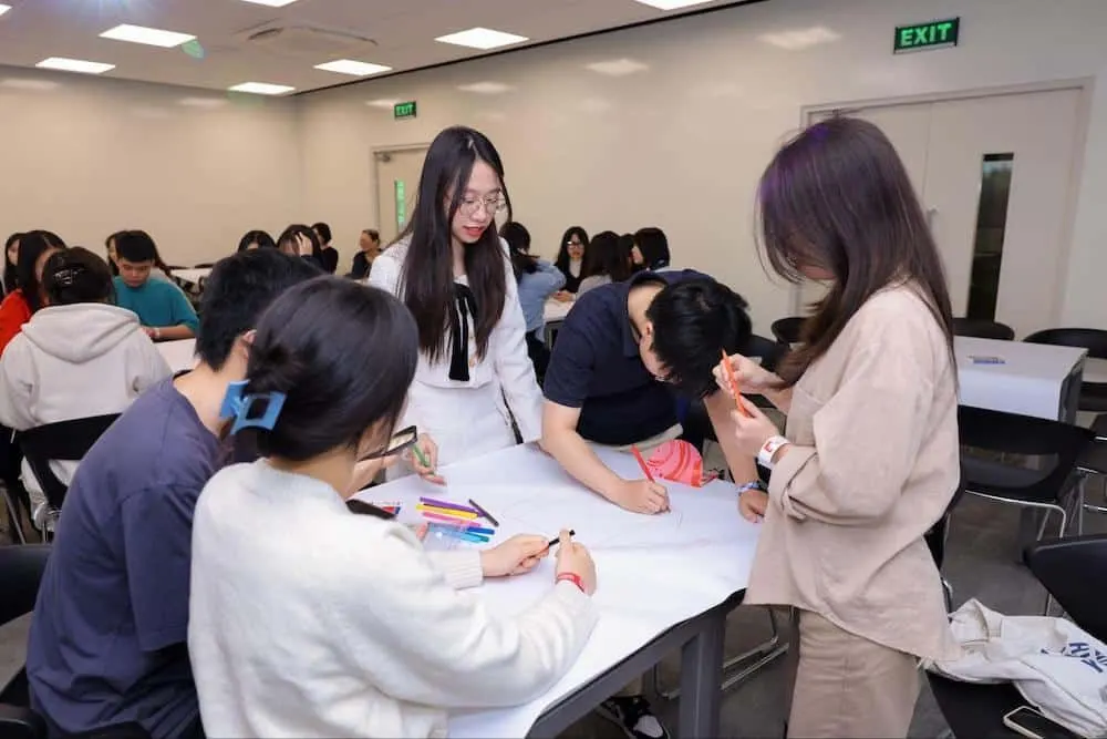 Khả năng làm việc nhóm hay phân tích tỉ mỉ, kỹ lưỡng đều là những yếu tố quan trọng cần chuẩn bị để học Tài chính Quốc tế