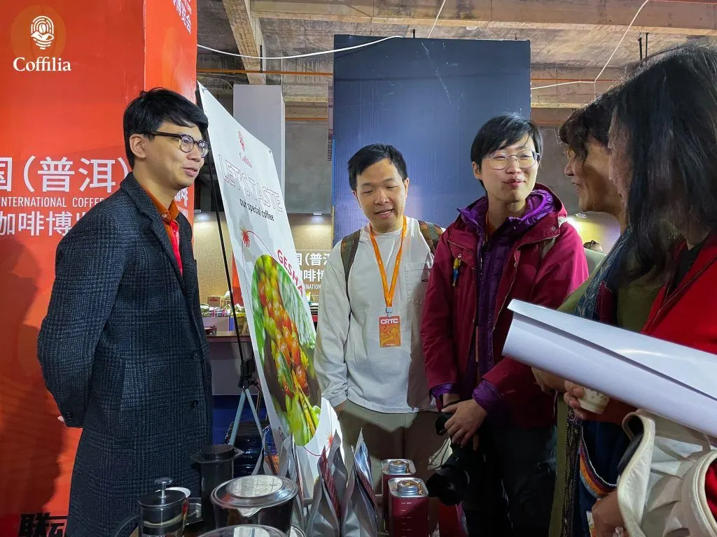 Minh Thang (far left) introduces Coffilia coffee to enthusiasts at the International Coffee Expo in China
