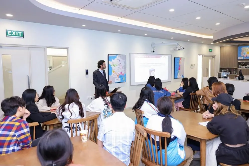 Theo học Marketing thương mại giúp sinh viên trang bị các kỹ năng về hoạt động marketing sản phẩm, phân phối và xúc tiến thương mại·