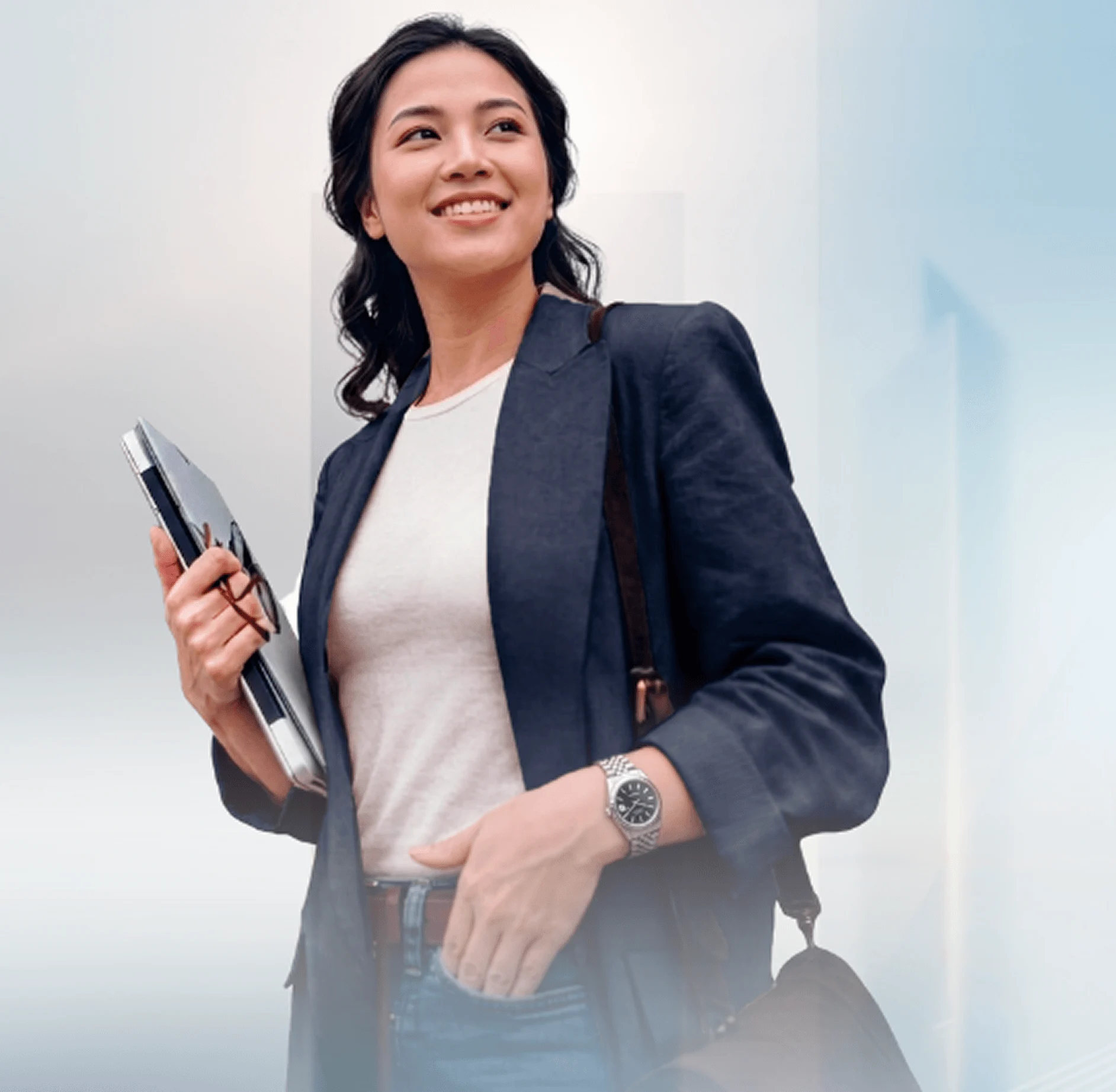 Nữ sinh viên BUV mặc blazer, cầm laptop và mỉm cười trong môi trường học tập quốc tế