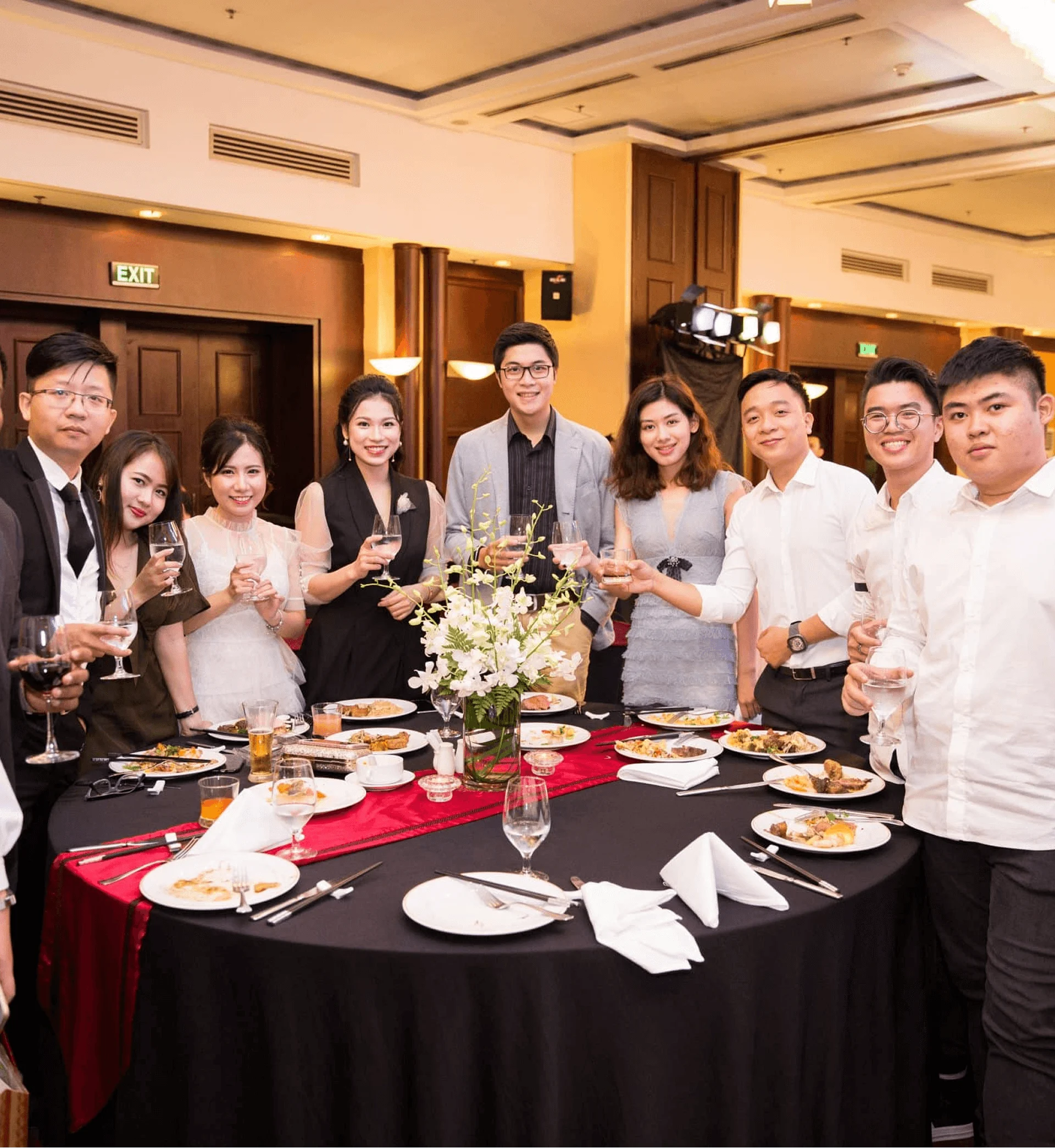 BUV students and alumni celebrating together at a formal dinner event in Vietnam