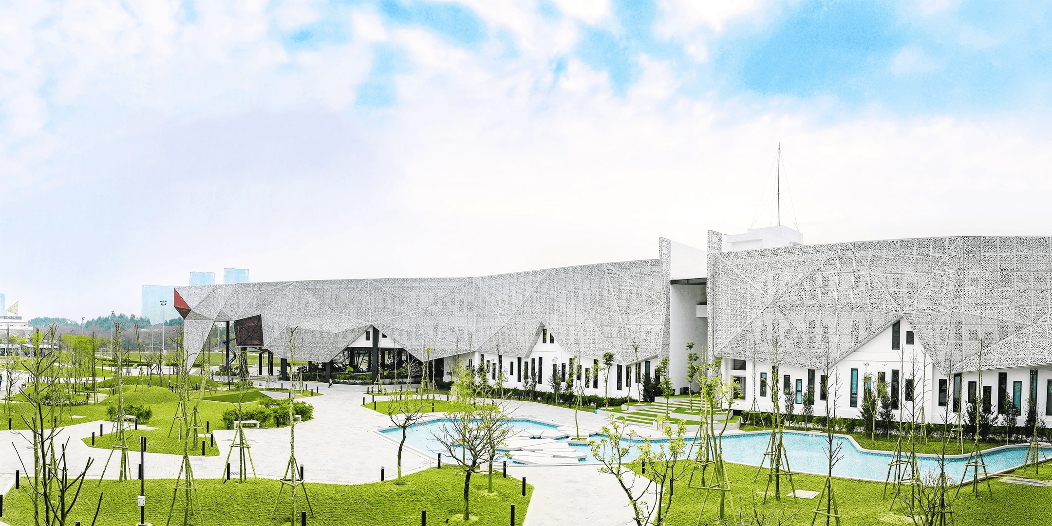 Khuôn viên Đại học Anh Quốc Việt Nam BUV tại Ecopark với kiến trúc hiện đại, hồ nước và không gian xanh