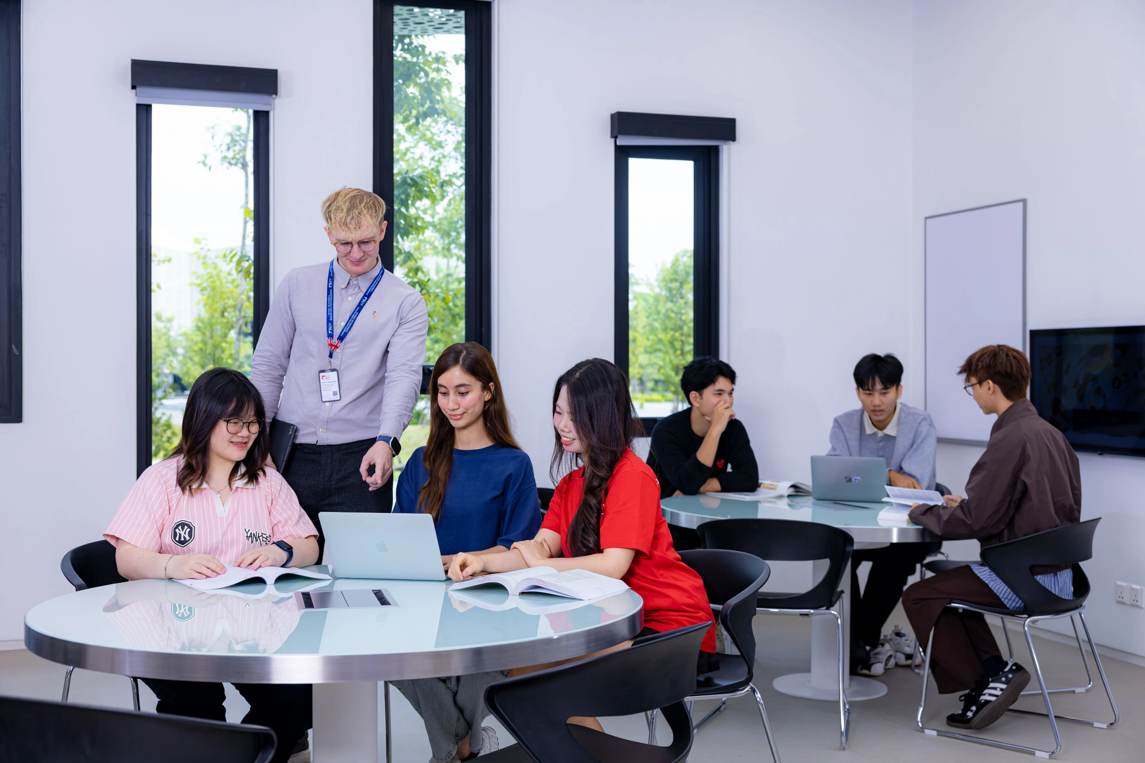 Giảng viên quốc tế hỗ trợ sinh viên BUV học nhóm trong lớp học hiện đại