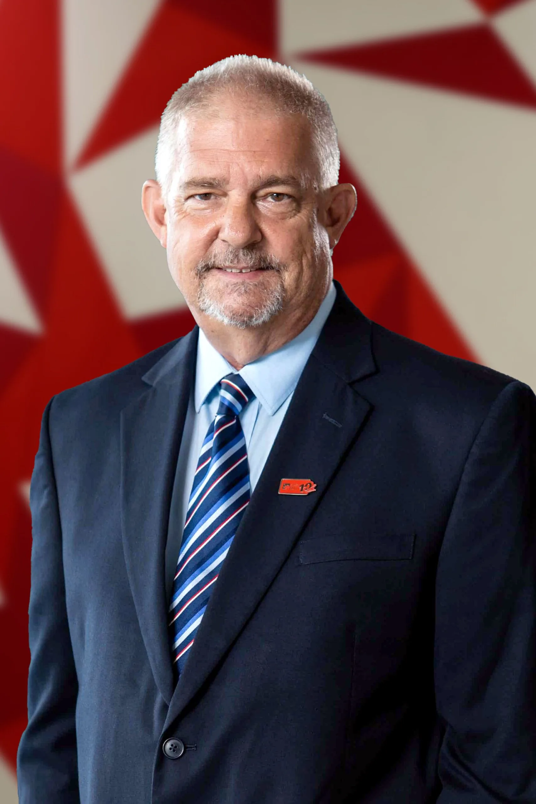 Chân dung Mark Harris trong trang phục vest trang trọng tại British University Vietnam (BUV)