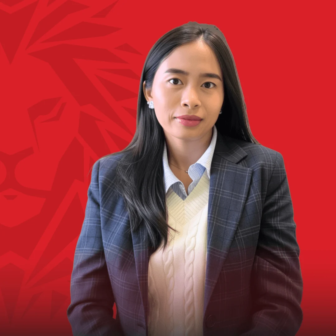 Chân dung nữ cựu sinh viên BUV trong trang phục công sở trên nền đỏ thương hiệu British University Vietnam.