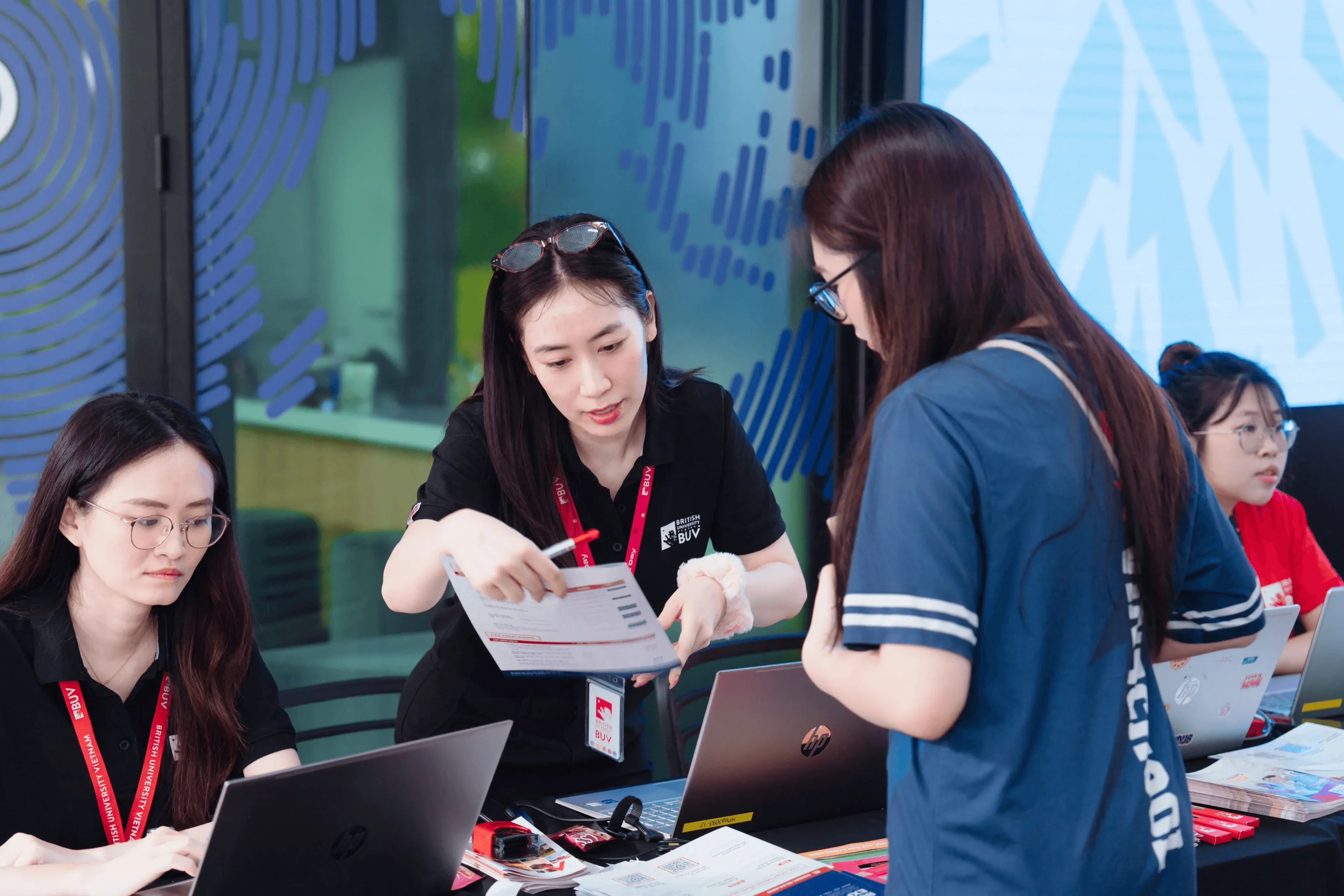 Nhân viên BUV tư vấn tuyển sinh cho học sinh tại sự kiện của Đại học Anh Quốc Việt Nam.