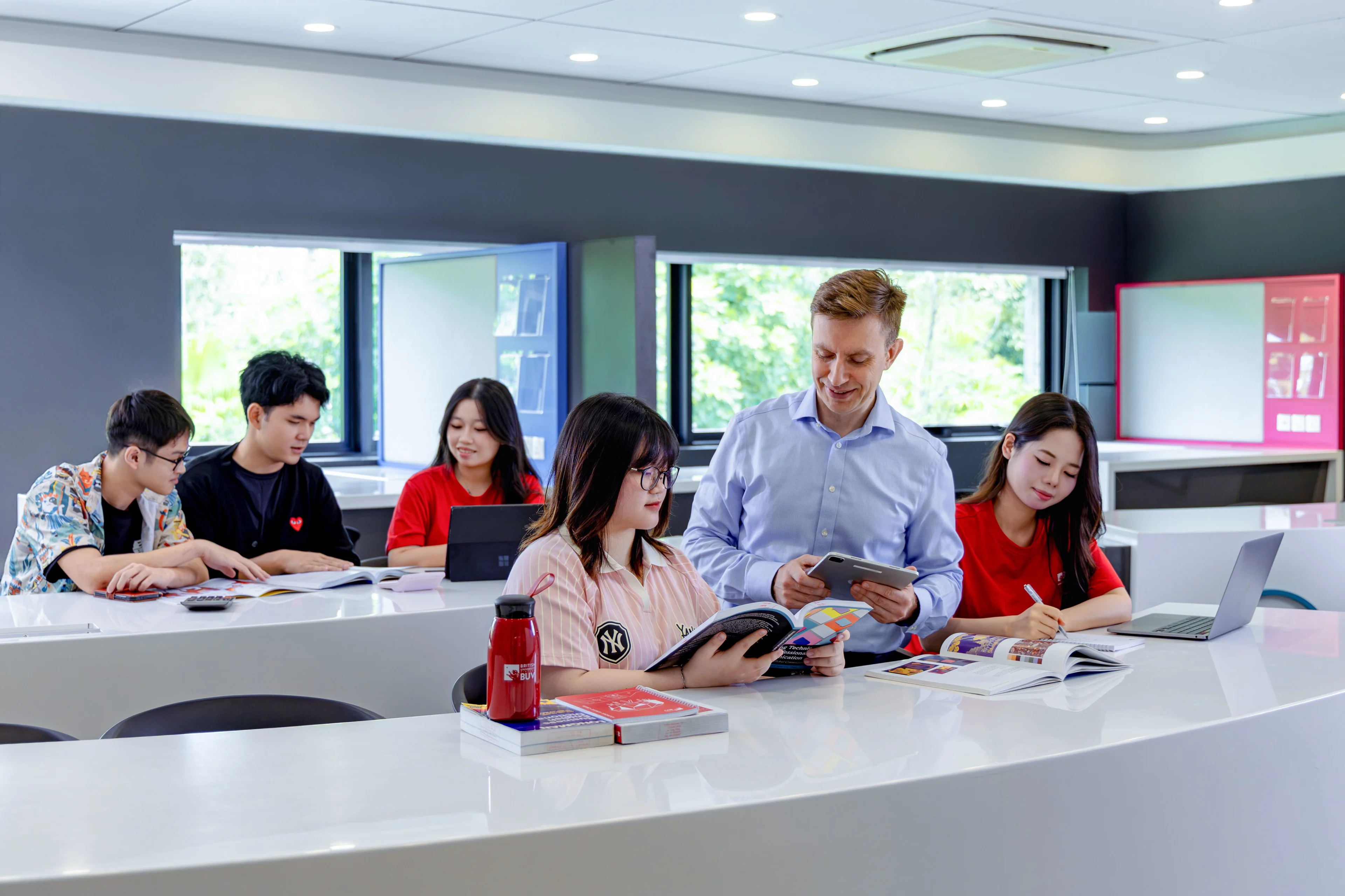 Giảng viên quốc tế hướng dẫn sinh viên trong lớp học hiện đại tại British University Vietnam (BUV)