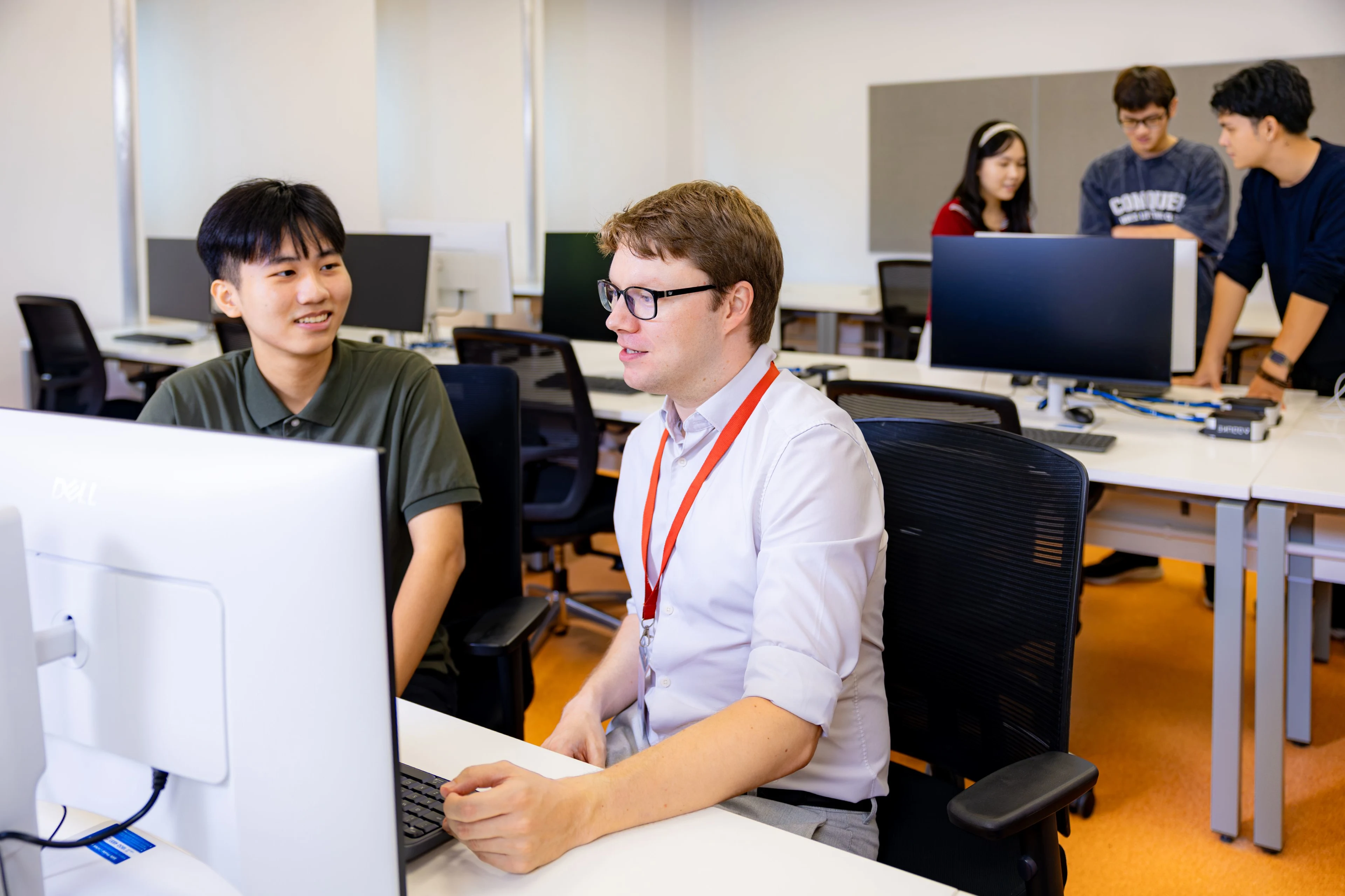 Giảng viên hướng dẫn sinh viên BUV học tập trong phòng máy tính hiện đại chuẩn quốc tế