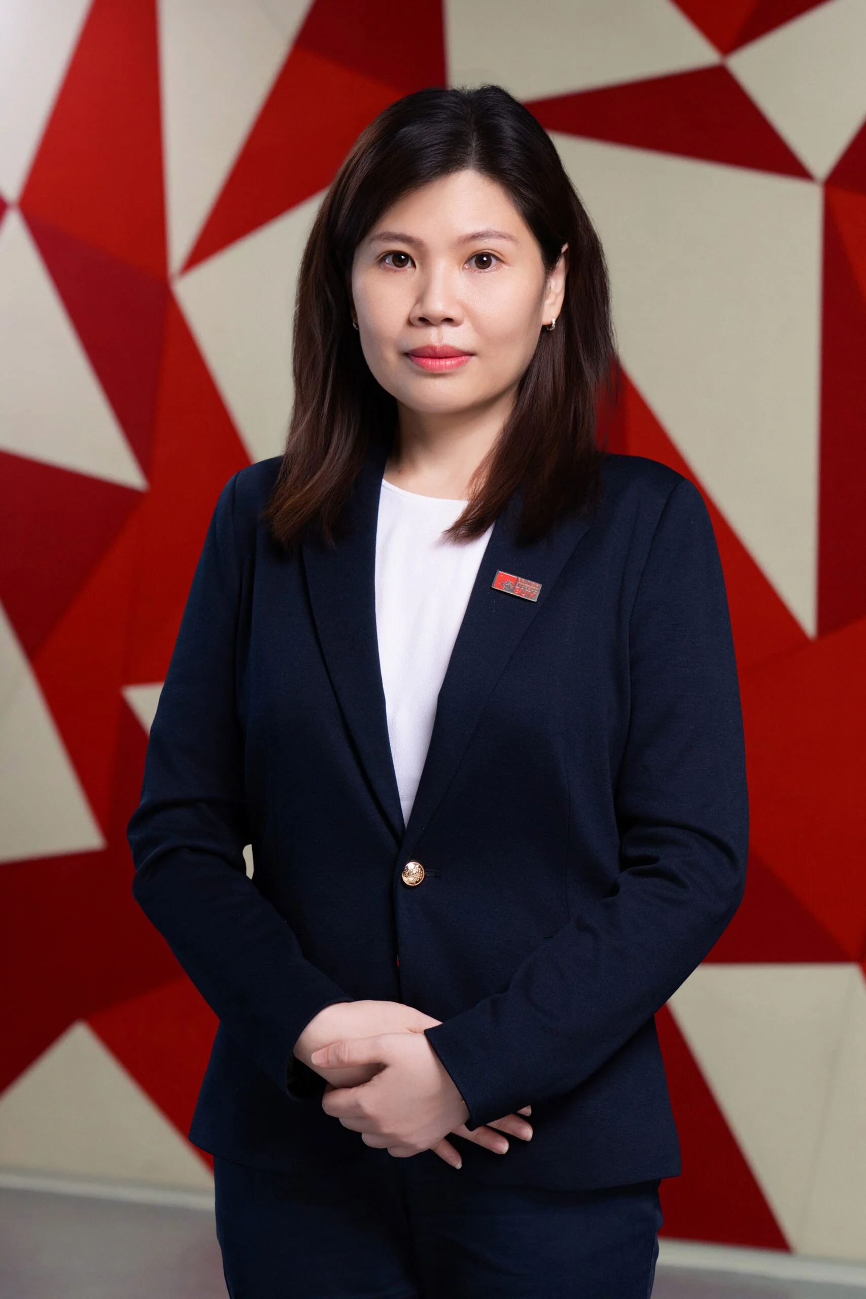 Chân dung Joey Lai trong trang phục công sở tại British University Vietnam (BUV)