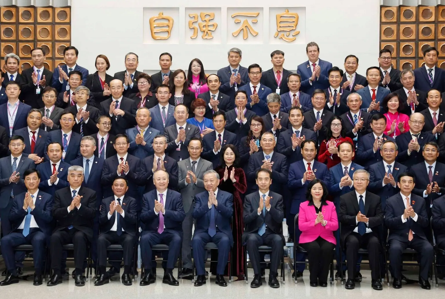 General Secretary and President To Lam and senior delegates from both countries at Tsinghua University, China. (Photo courtesy: Vietnam News Agency)