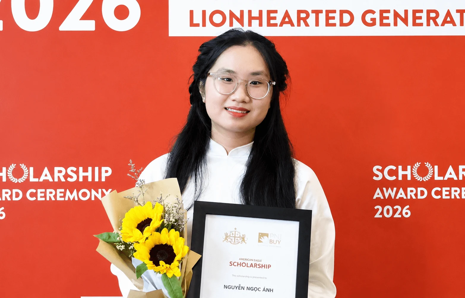 Nguyễn Ngọc Ánh receives the American Eagle Scholarship at the Lionhearted Generation Award Ceremony 2026