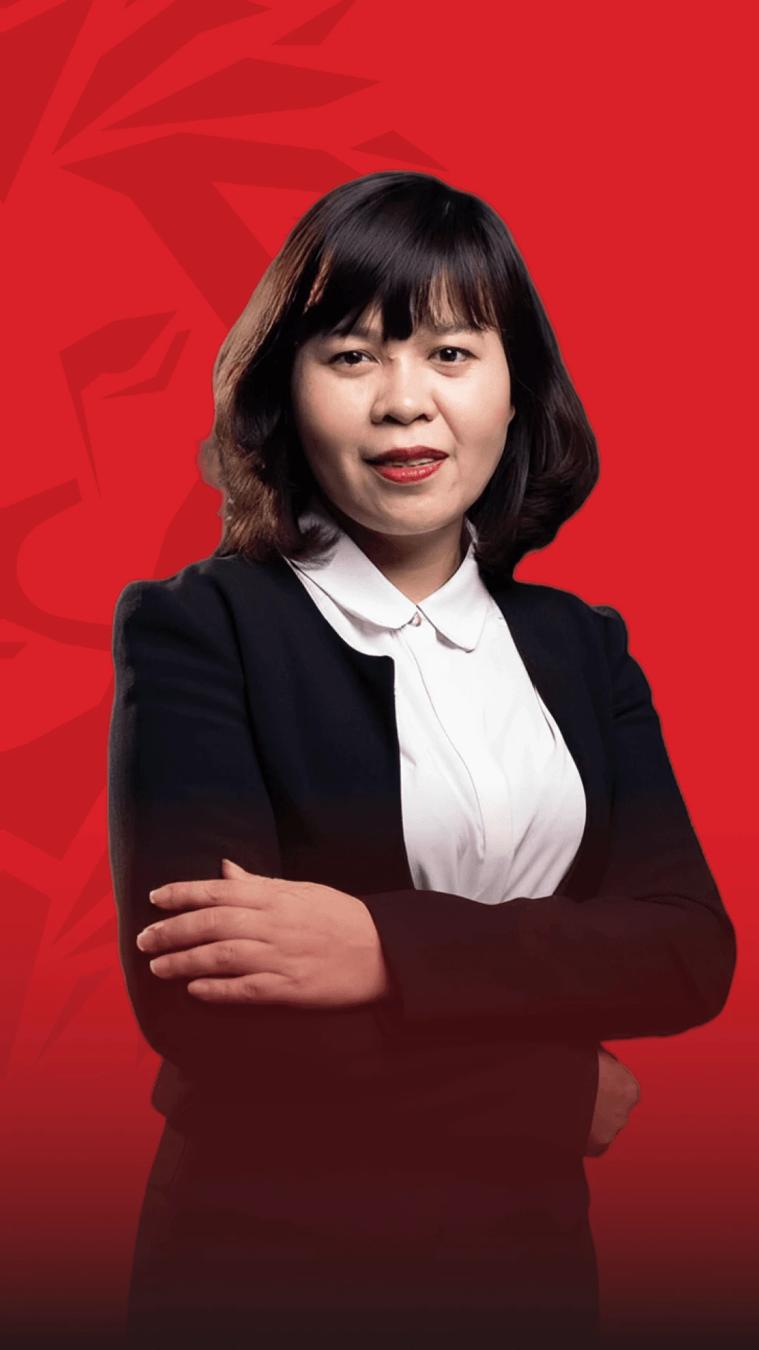 Chân dung nữ cựu sinh viên BUV trong trang phục công sở, đứng khoanh tay trên nền đỏ