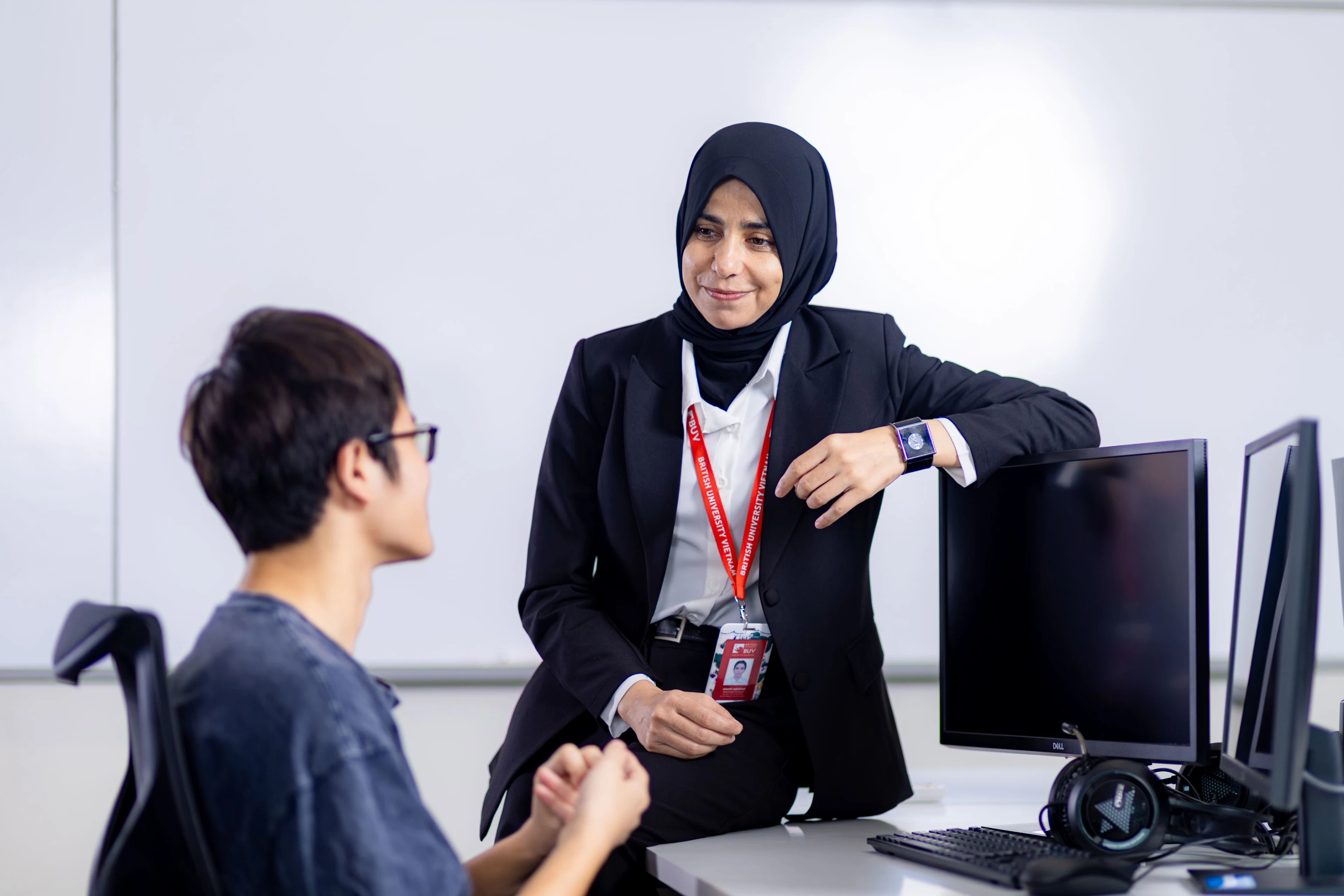 Giảng viên BUV trao đổi với sinh viên trong phòng máy tính tại British University Vietnam