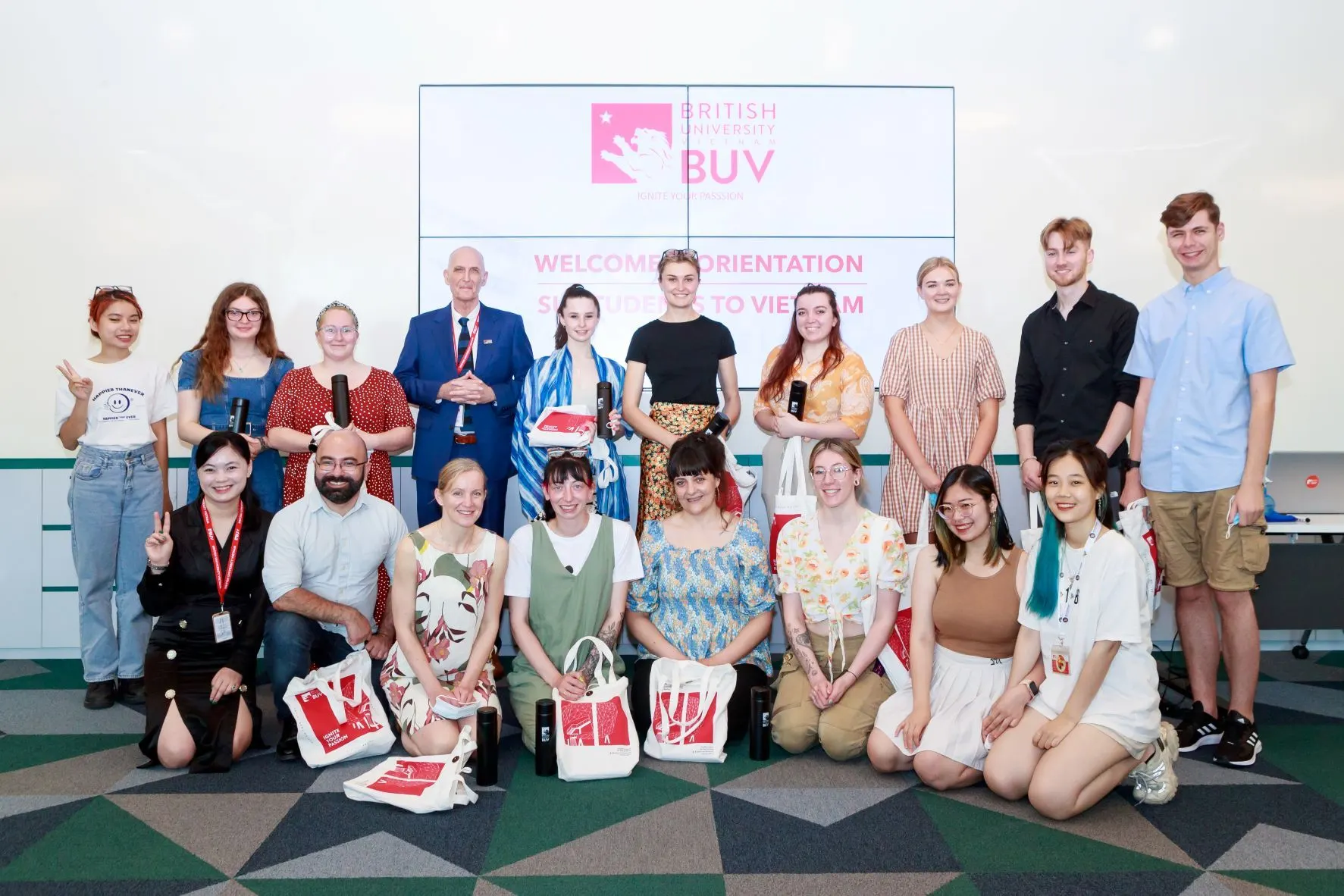 Sinh viên quốc tế và giảng viên tại chương trình Welcome Orientation của British University Vietnam (BUV)