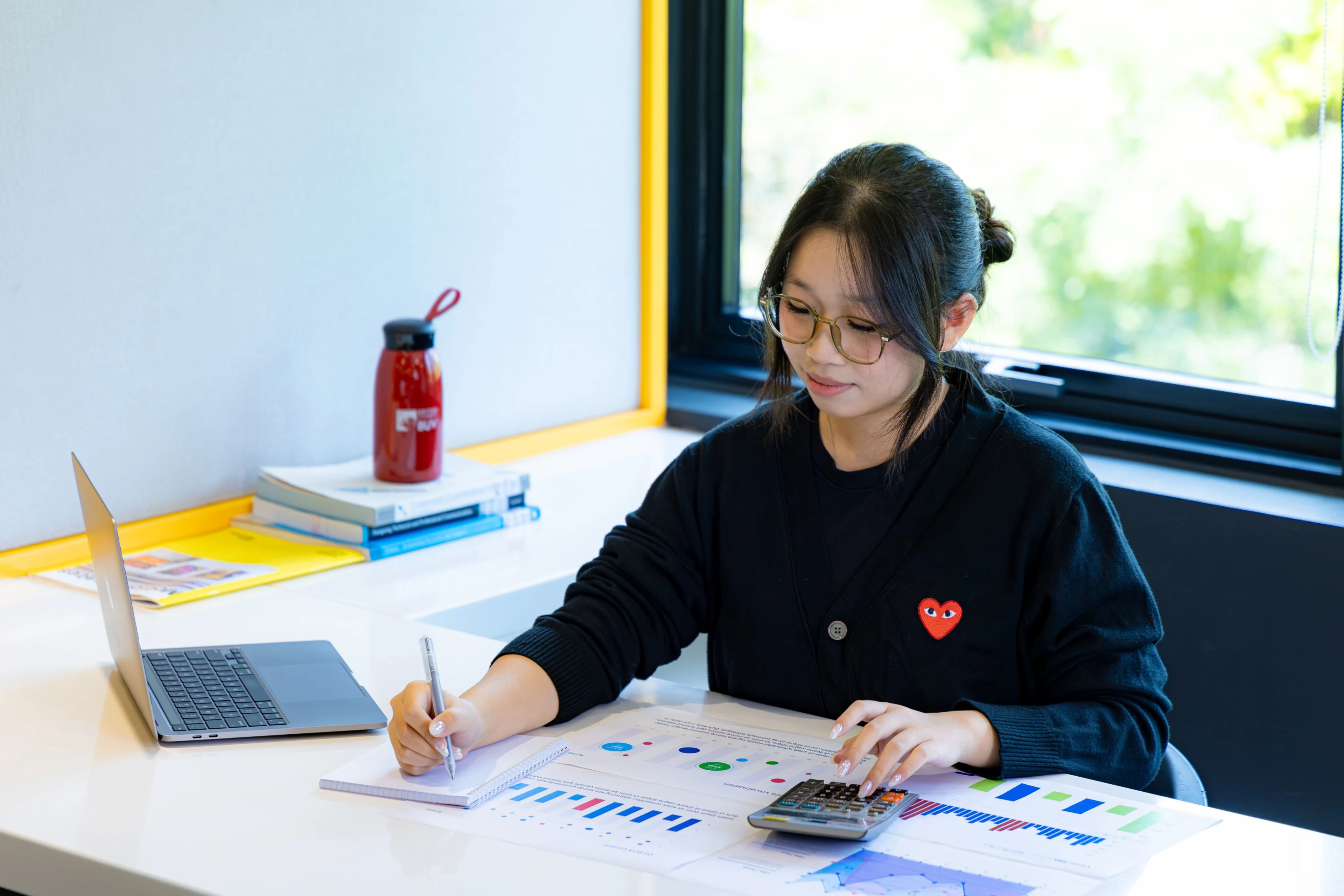 Sinh viên British University Vietnam phân tích dữ liệu với laptop và máy tính tại khu học tập hiện đại