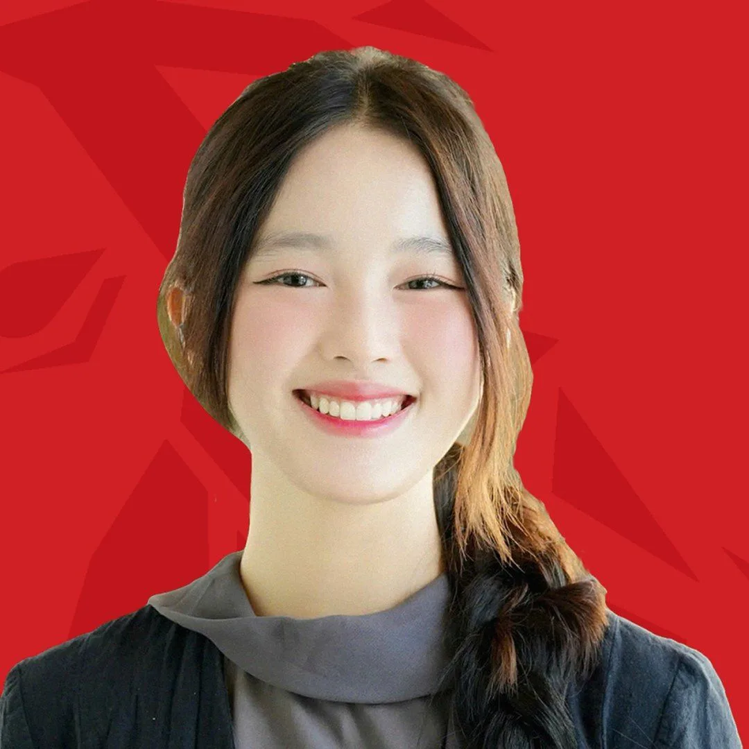BUV alumna Phuong Anh smiling against a red lionhearted background.