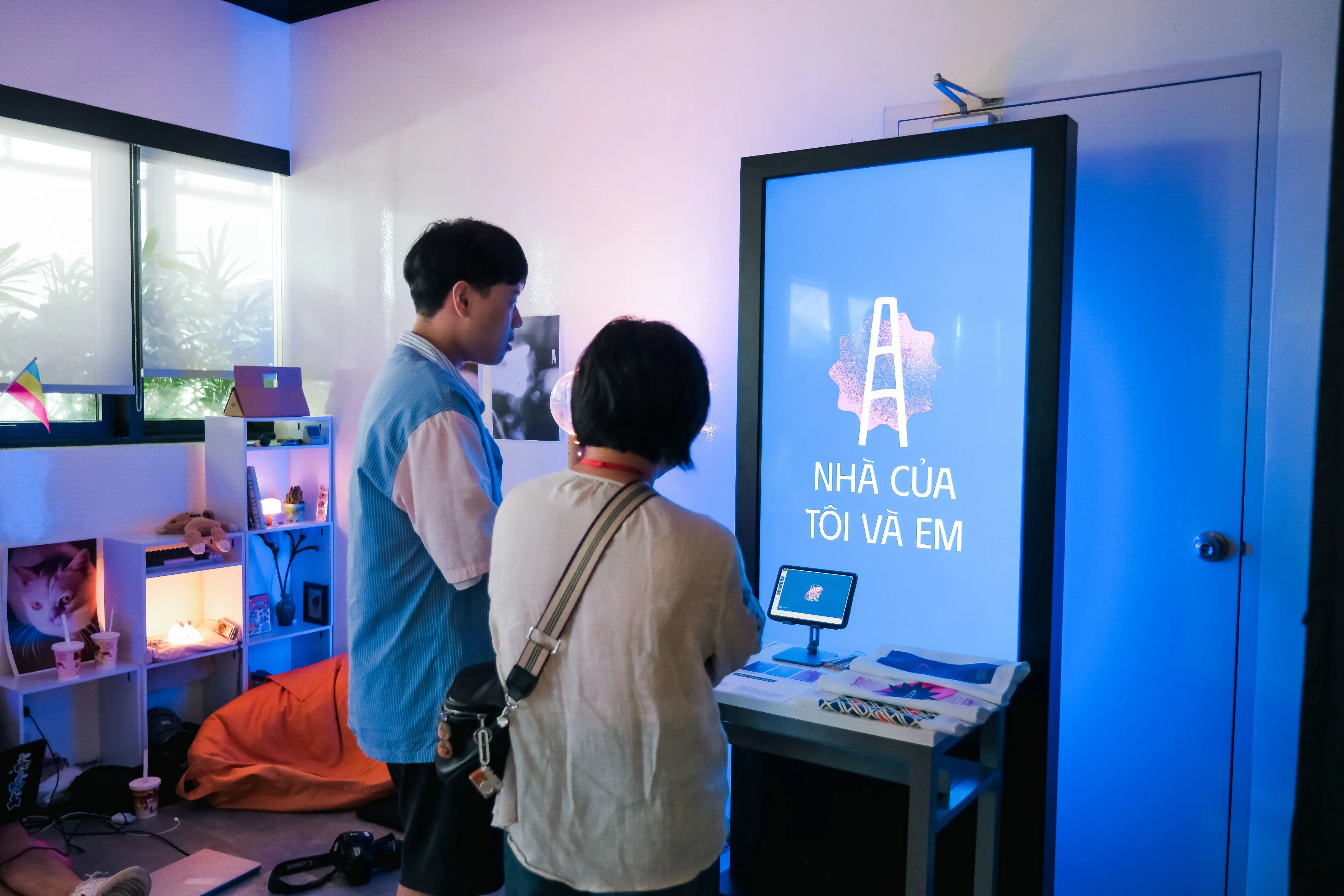 Hai khách tham quan tác phẩm nghệ thuật số “Nhà của tôi và em” tại BUV