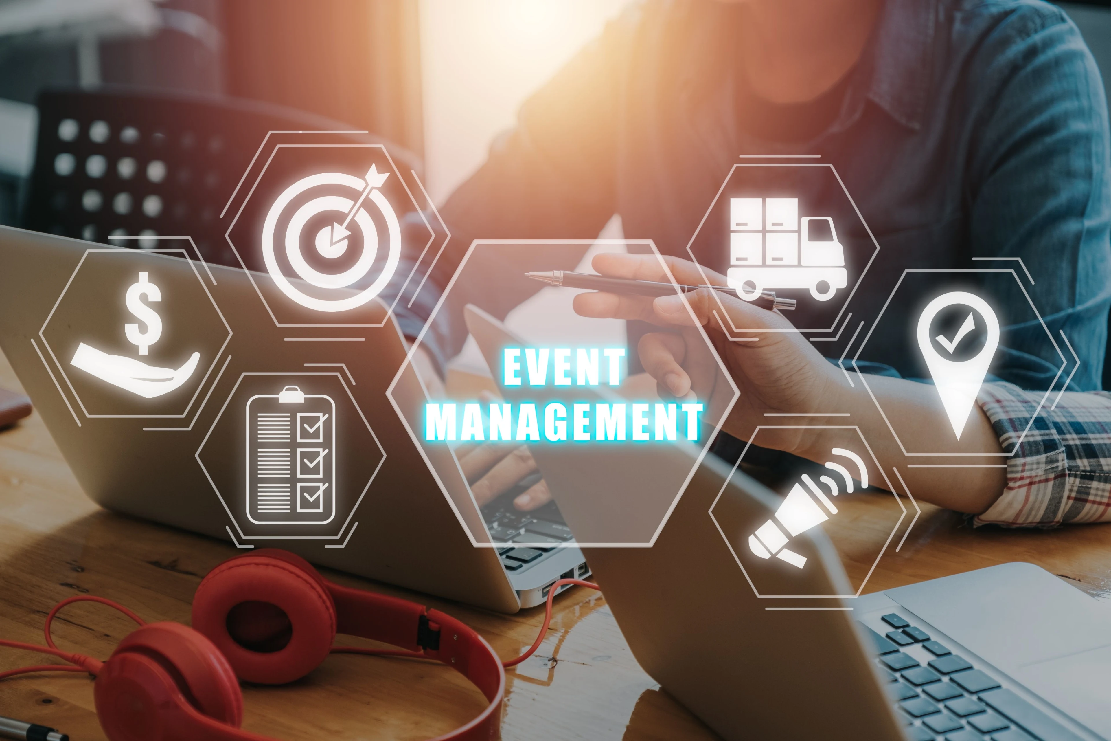 Sinh viên BUV lập kế hoạch Event Management trên laptop với biểu tượng mục tiêu, hậu cần và truyền thông