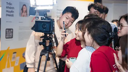 Sinh viên BUV khám phá máy quay chuyên nghiệp tại hoạt động sáng tạo truyền thông
