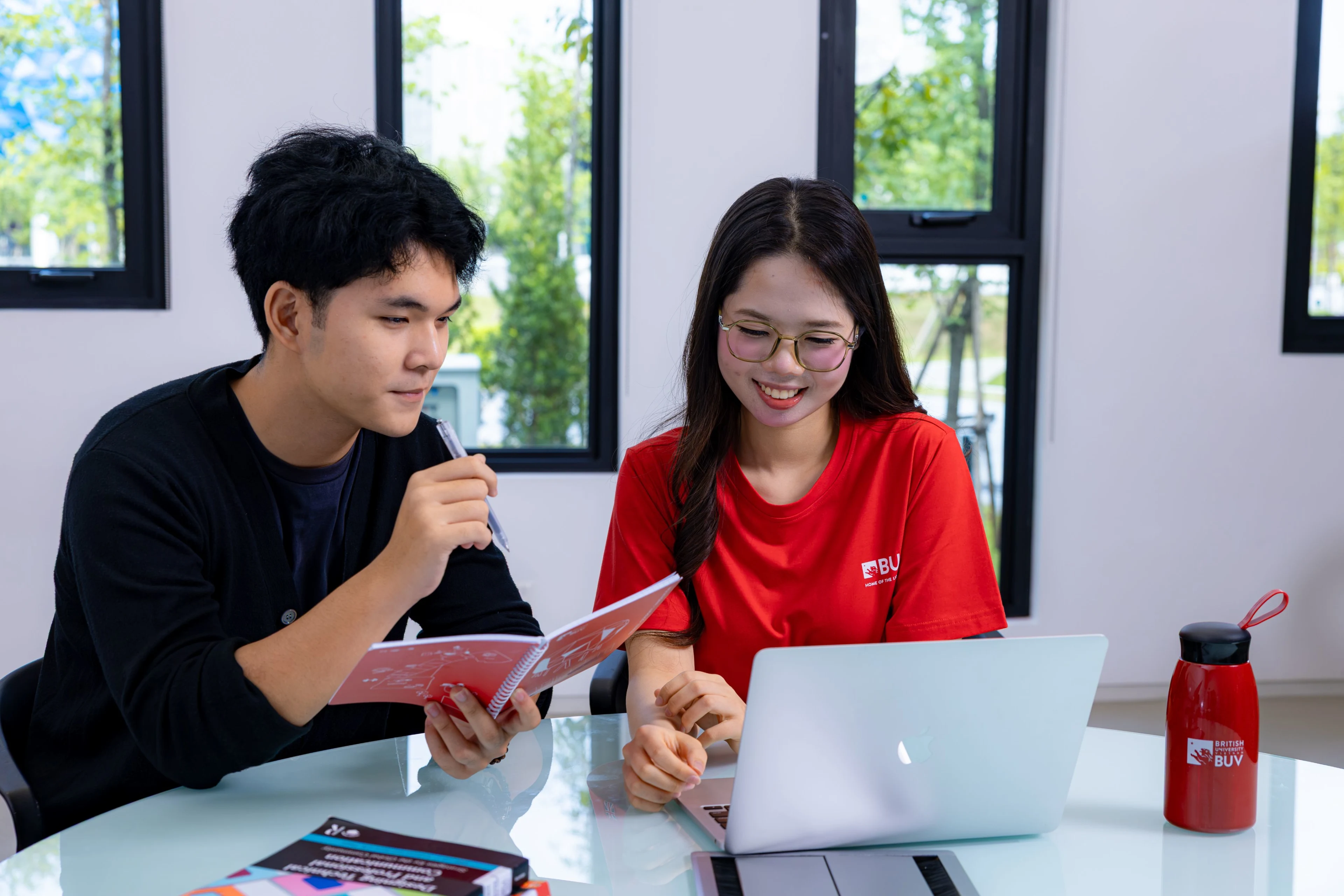 Sinh viên BUV học nhóm với laptop và tài liệu tại Đại học Anh Quốc Việt Nam
