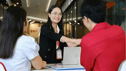 Nhân viên BUV bắt tay sinh viên trong buổi tư vấn tuyển sinh tại khuôn viên trường