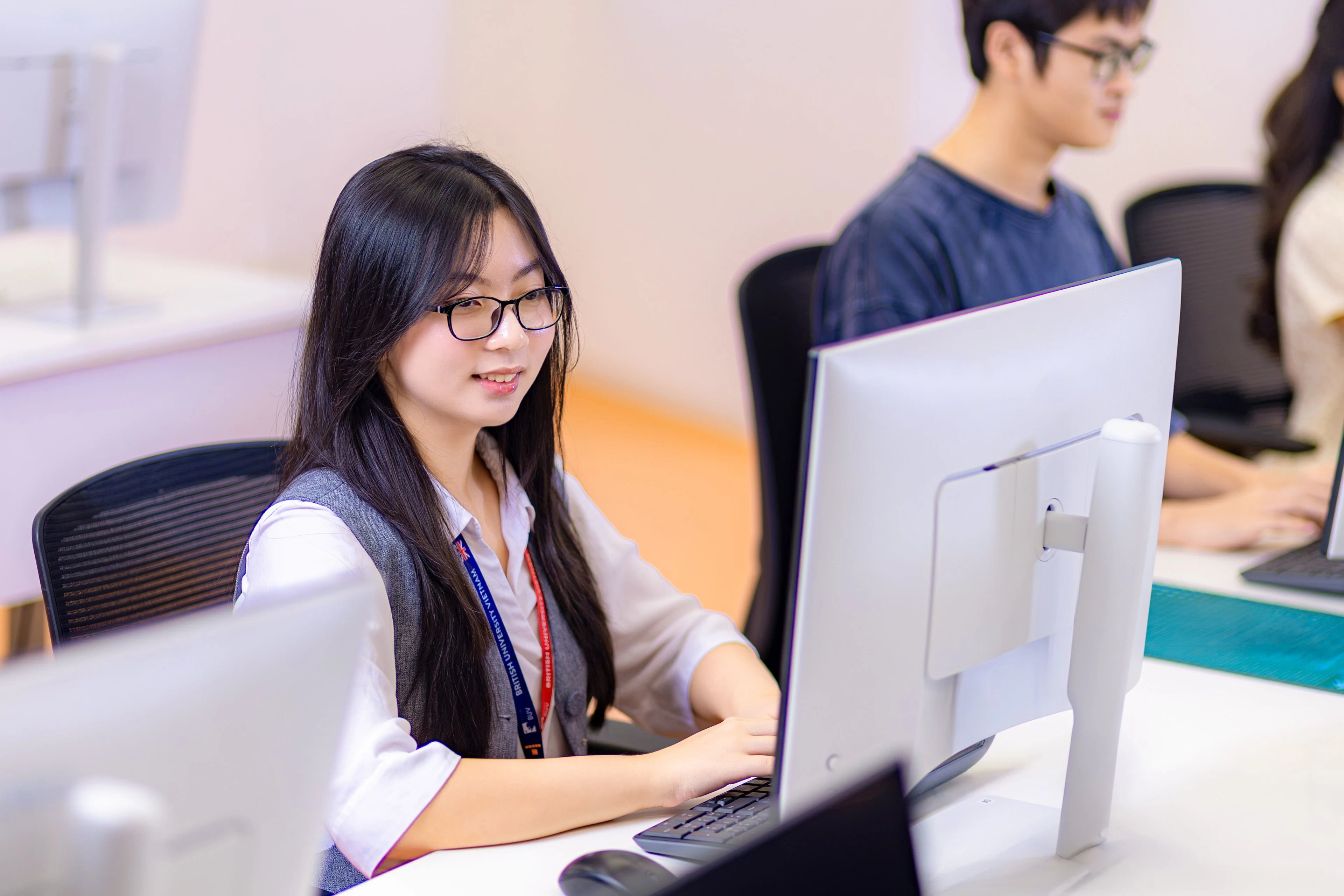 Sinh viên BUV học tập trên máy tính tại phòng thực hành công nghệ hiện đại