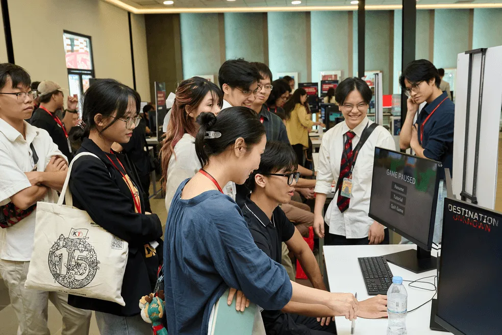 BUV students gather around a computer game during an interactive university event.