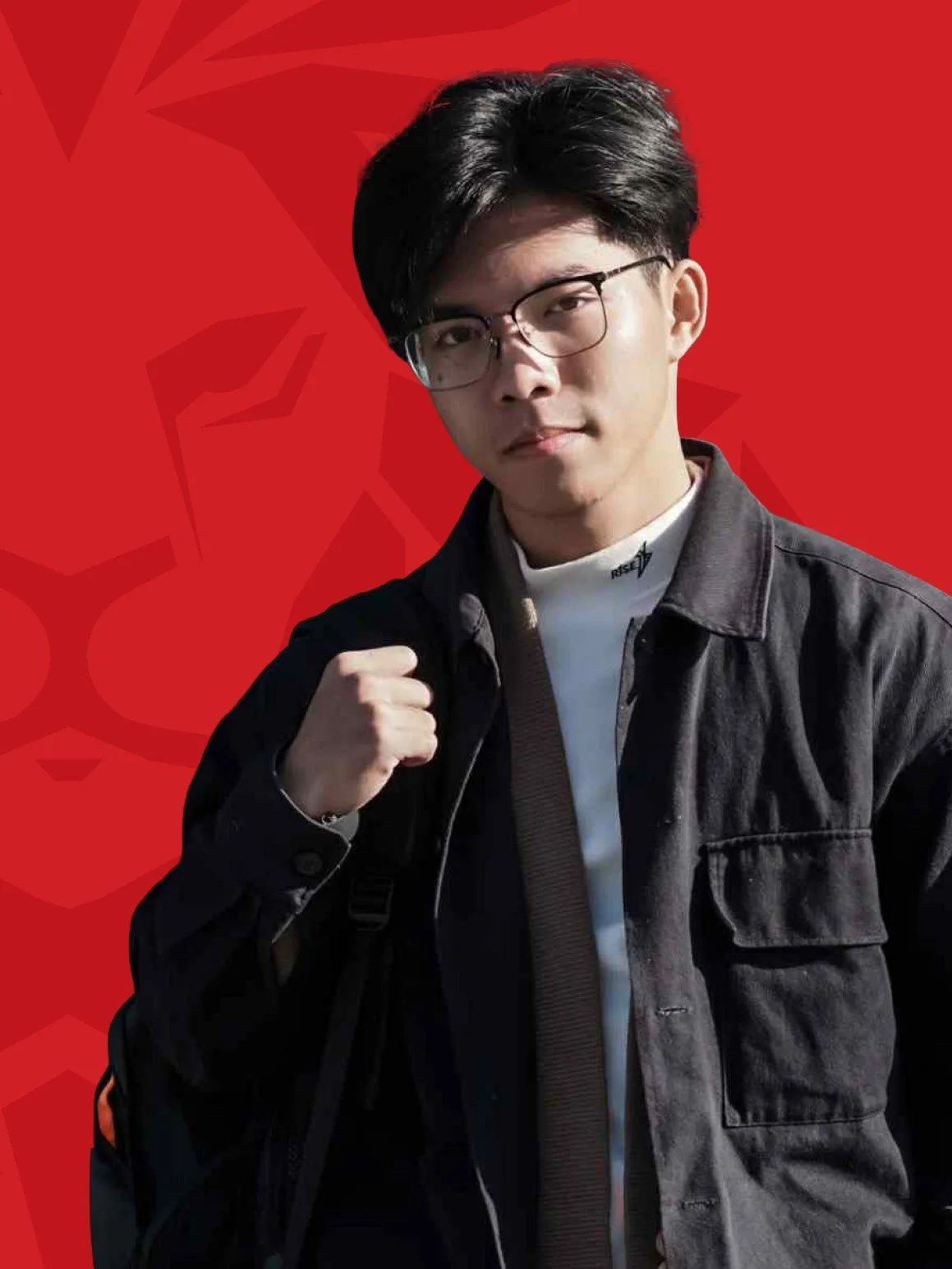 Đức Anh, sinh viên BUV, tạo dáng đầy tự tin trước phông nền đỏ trong chiến dịch Lionhearted.