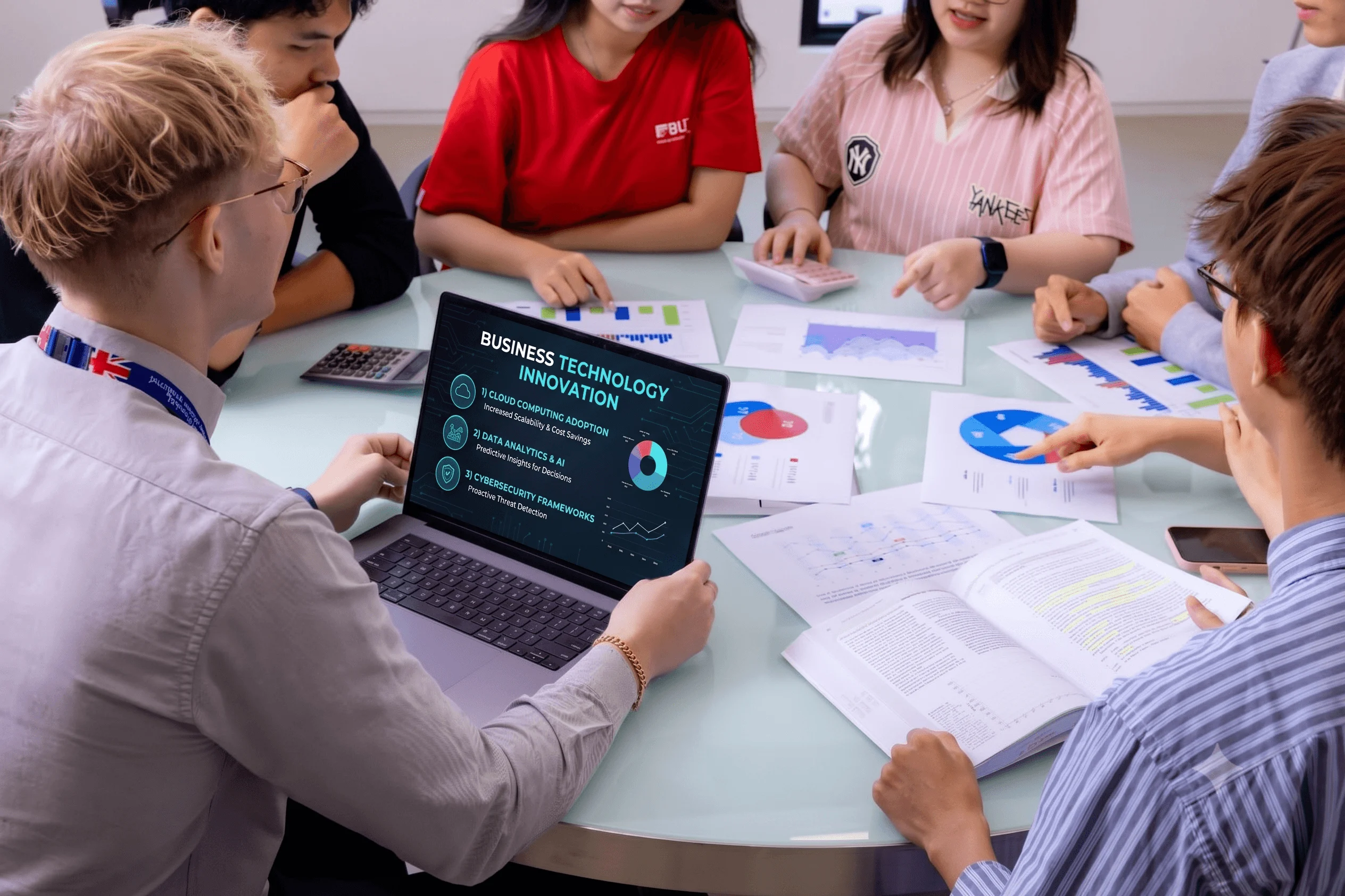 Sinh viên BUV thảo luận dữ liệu và đổi mới công nghệ kinh doanh trong buổi học nhóm