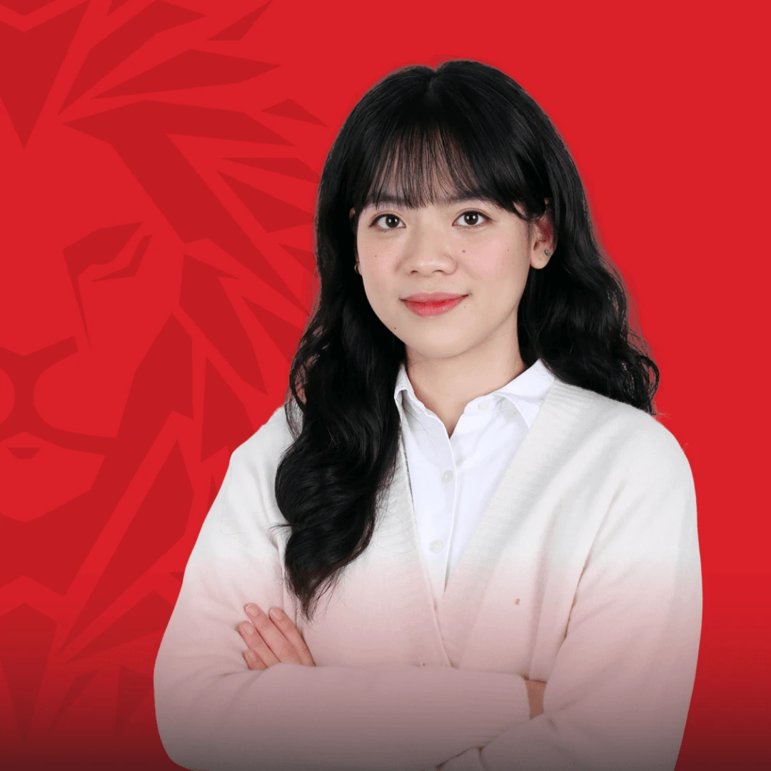 Chân dung nữ cựu sinh viên BUV trong trang phục trắng trên nền đỏ thương hiệu.