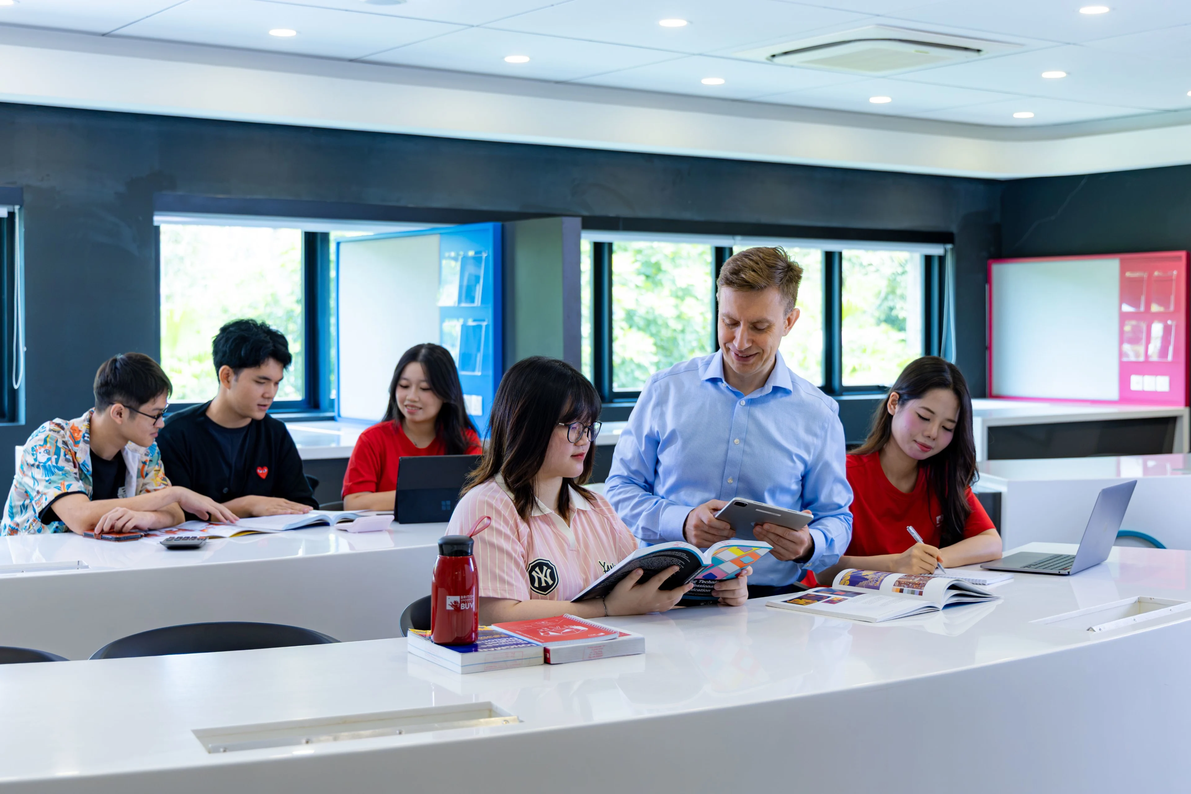 Giảng viên quốc tế hướng dẫn sinh viên BUV học tập trong lớp học hiện đại.