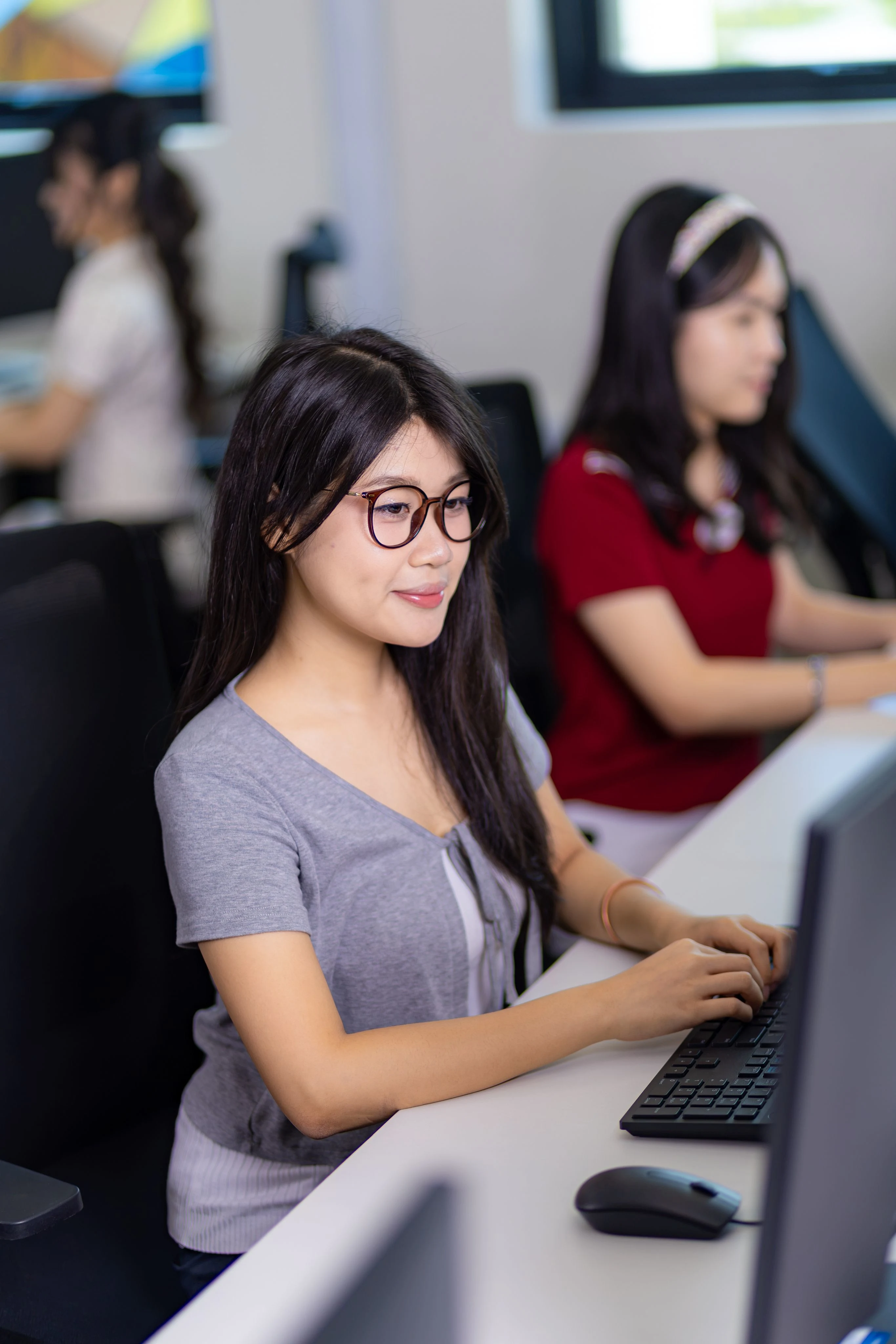 Sinh viên BUV thực hành trên máy tính trong phòng học công nghệ hiện đại