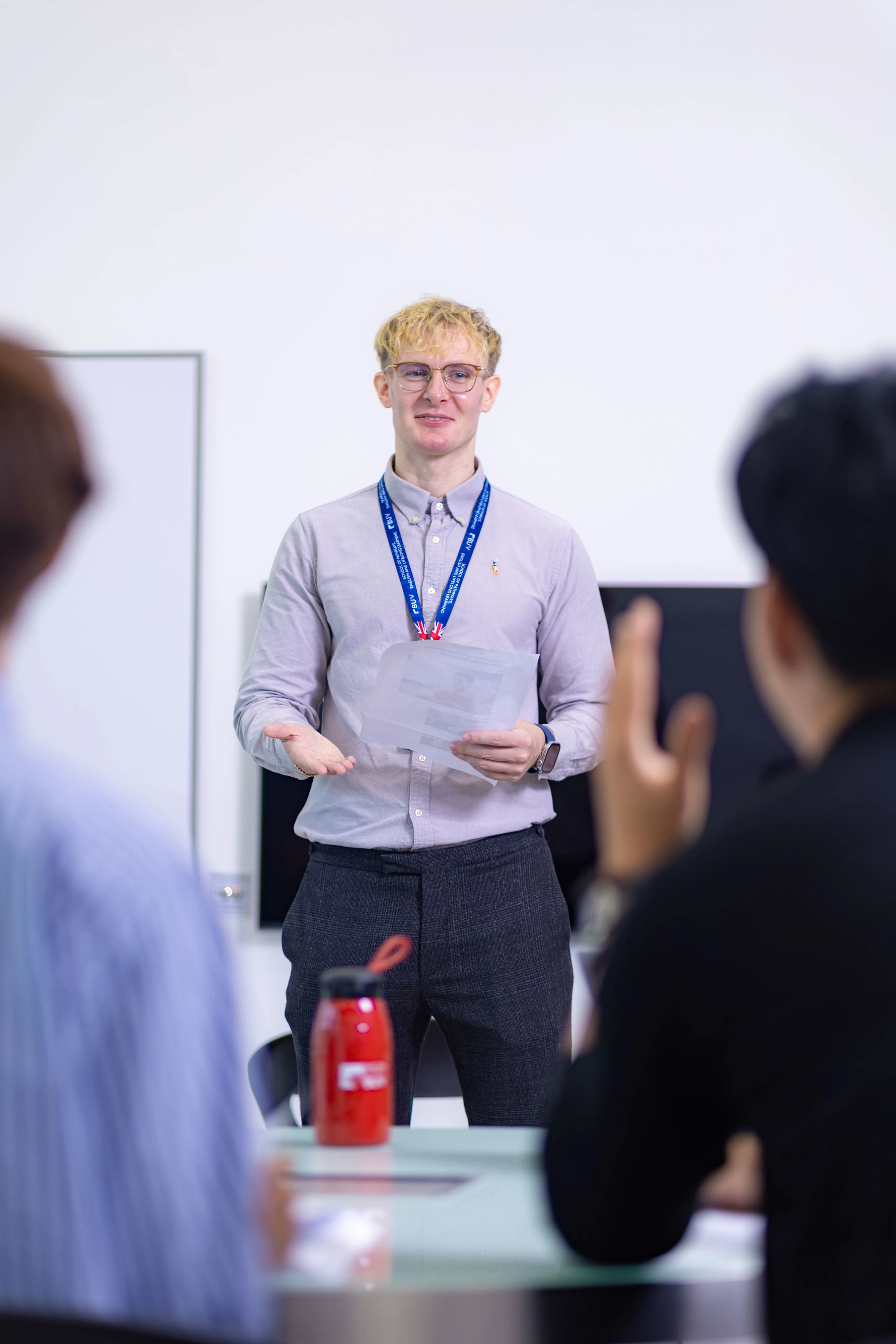Giảng viên thuyết trình trước sinh viên trong lớp học tại British University Vietnam (BUV)