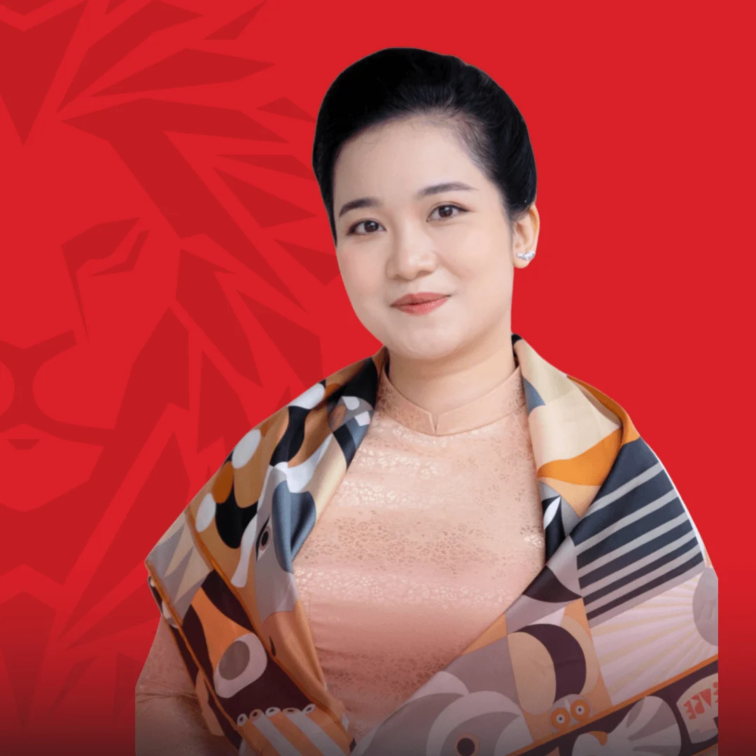 Chân dung nữ cựu sinh viên BUV trên nền đỏ thương hiệu British University Vietnam.