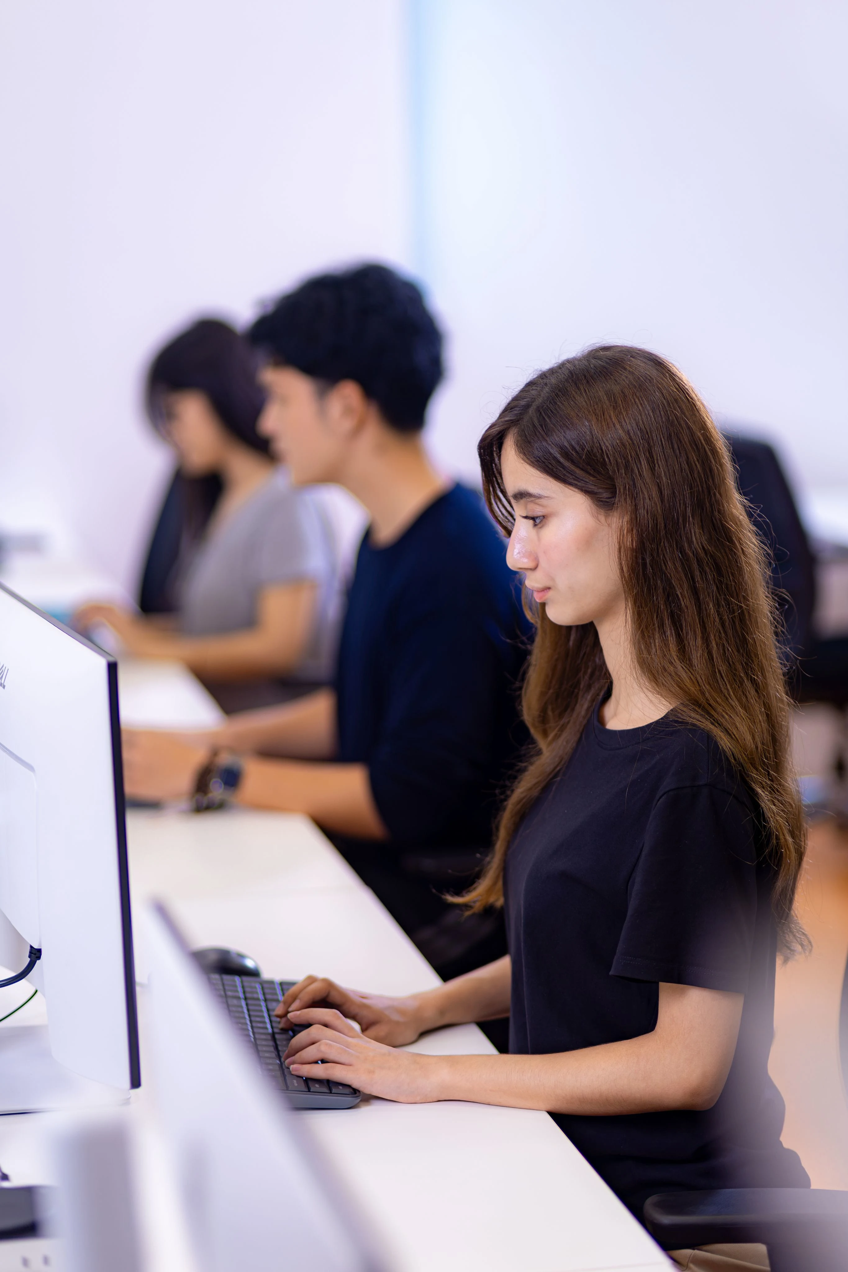 Sinh viên BUV học tập trên máy tính tại phòng thực hành công nghệ hiện đại chuẩn quốc tế