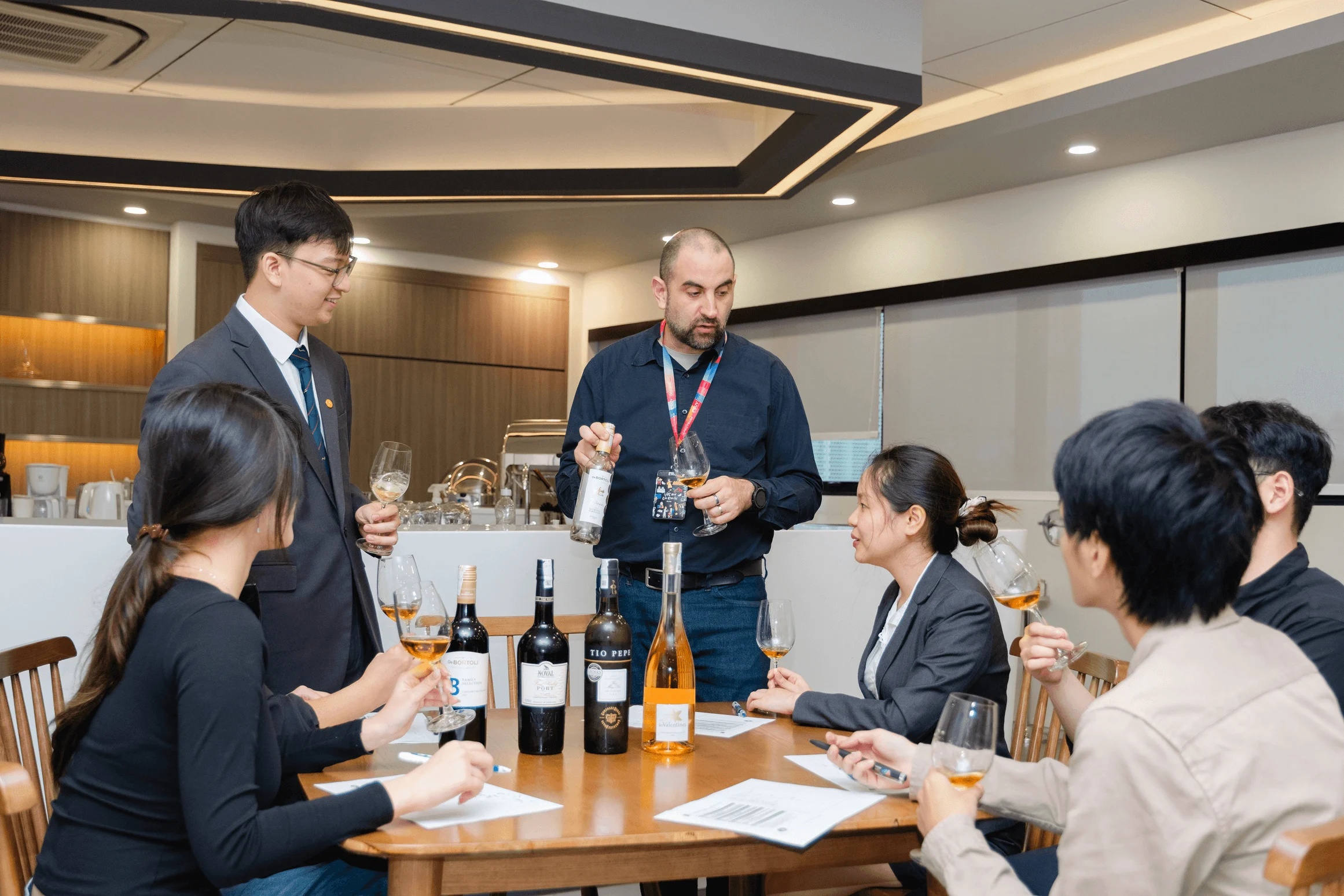 Giảng viên hướng dẫn sinh viên BUV thực hành thử rượu vang trong lớp Quản trị Du lịch và Khách sạn