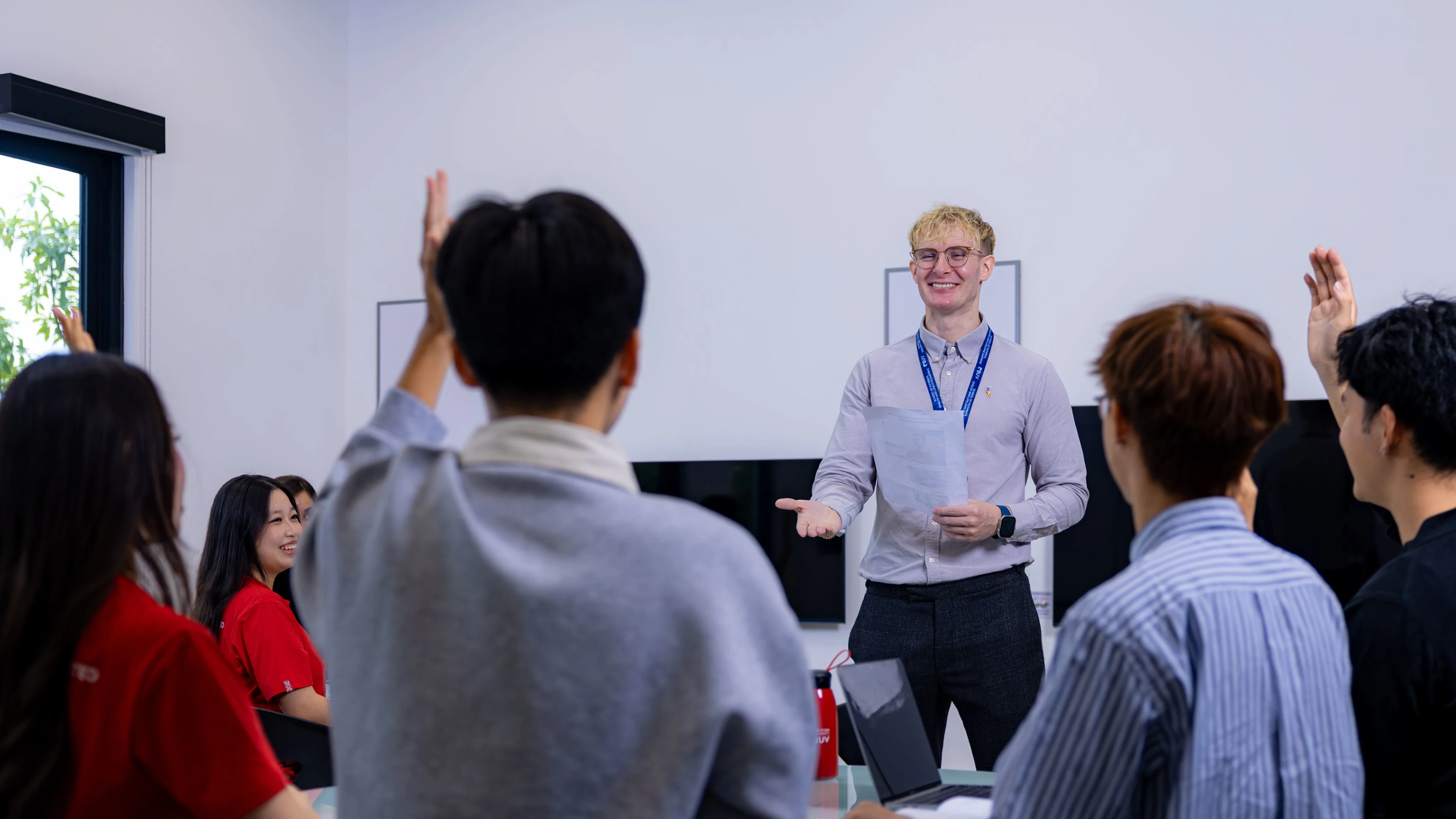 Giảng viên quốc tế và sinh viên BUV tương tác trong lớp học hiện đại tại British University Vietnam