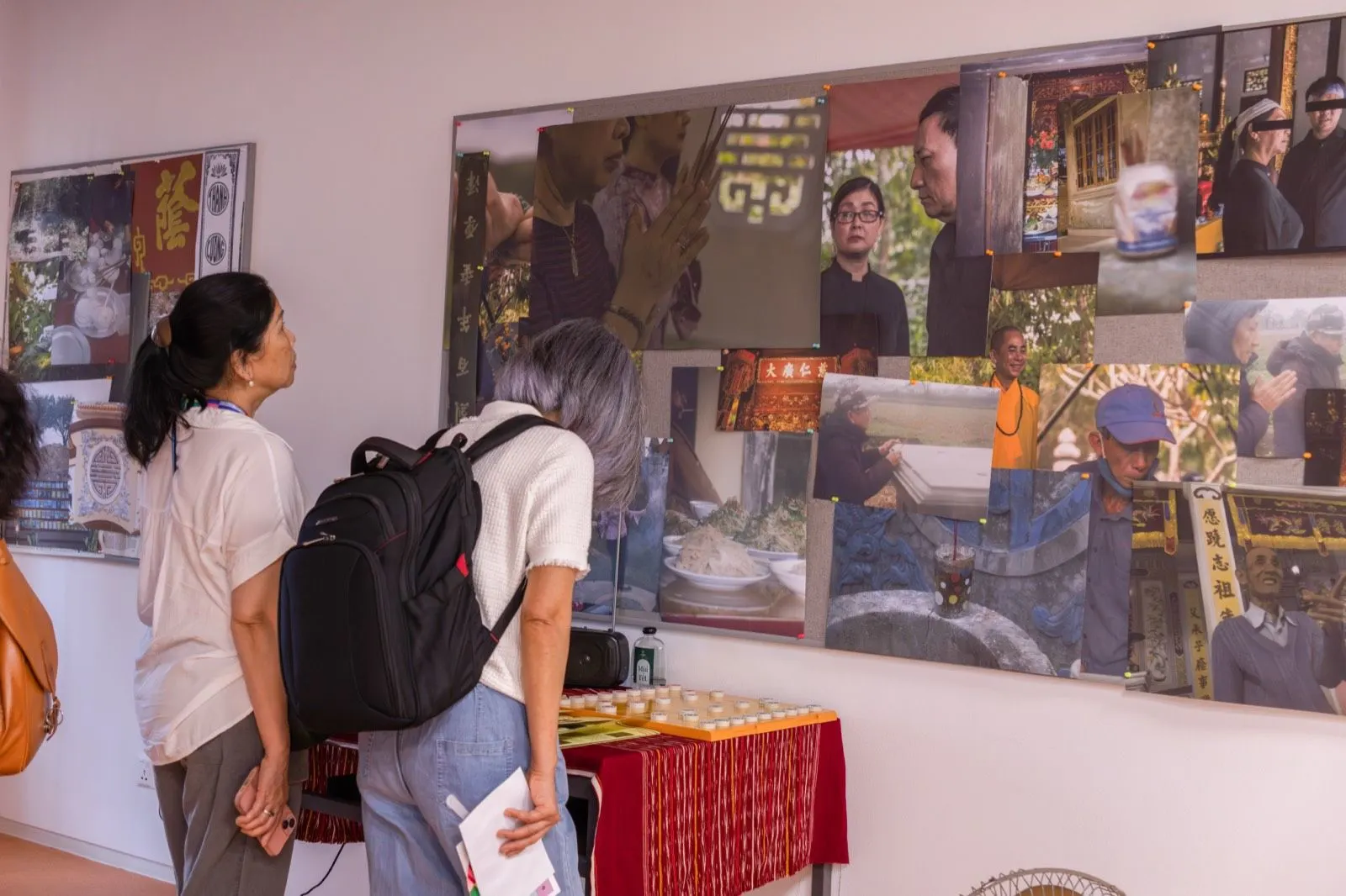 Khách tham quan triển lãm ảnh văn hóa tại sự kiện của Đại học Anh Quốc Việt Nam BUV