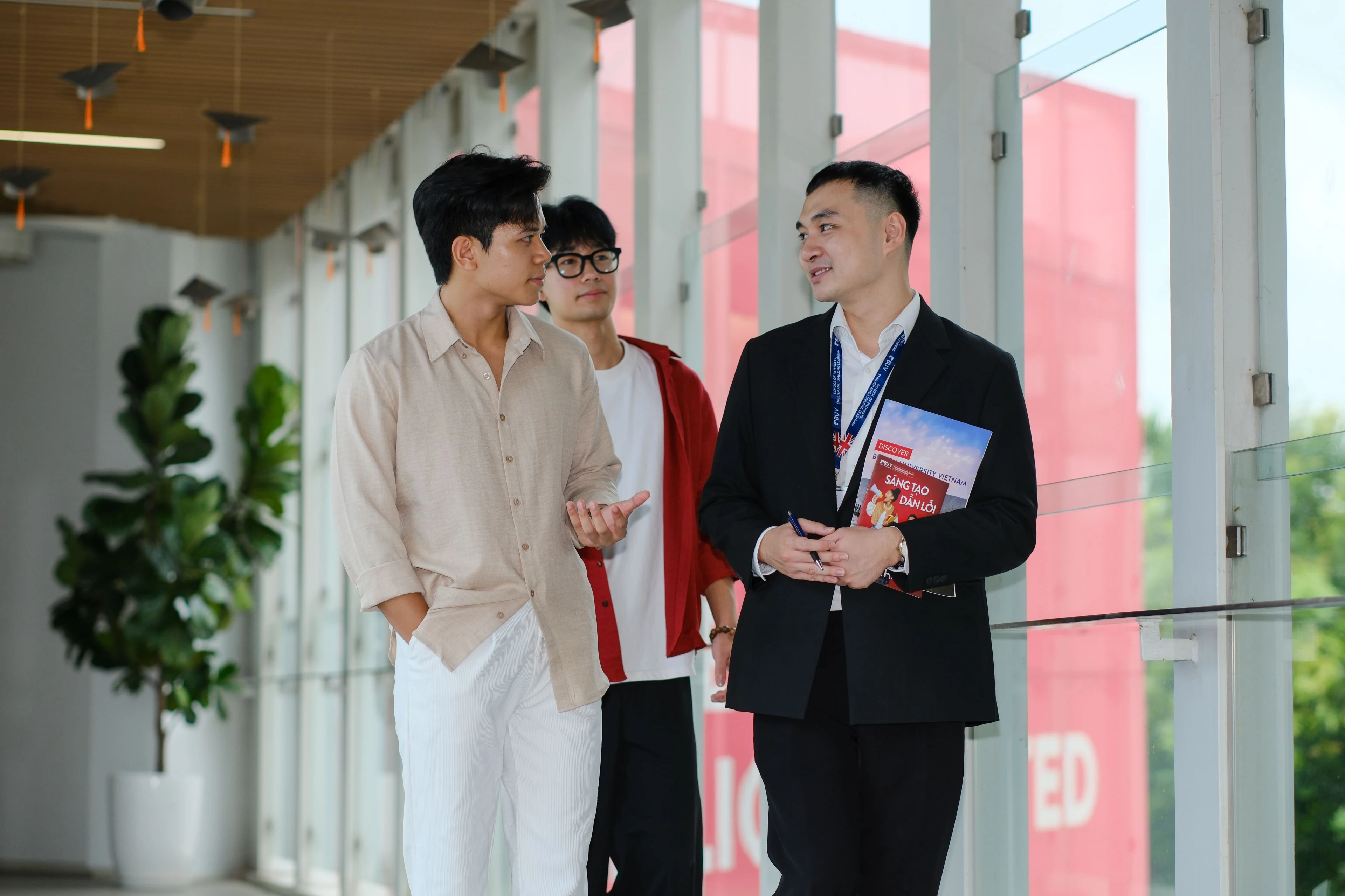 BUV admissions consultation with Vietnamese parents, university advisor, and Vietnam-UK flags at an international education event